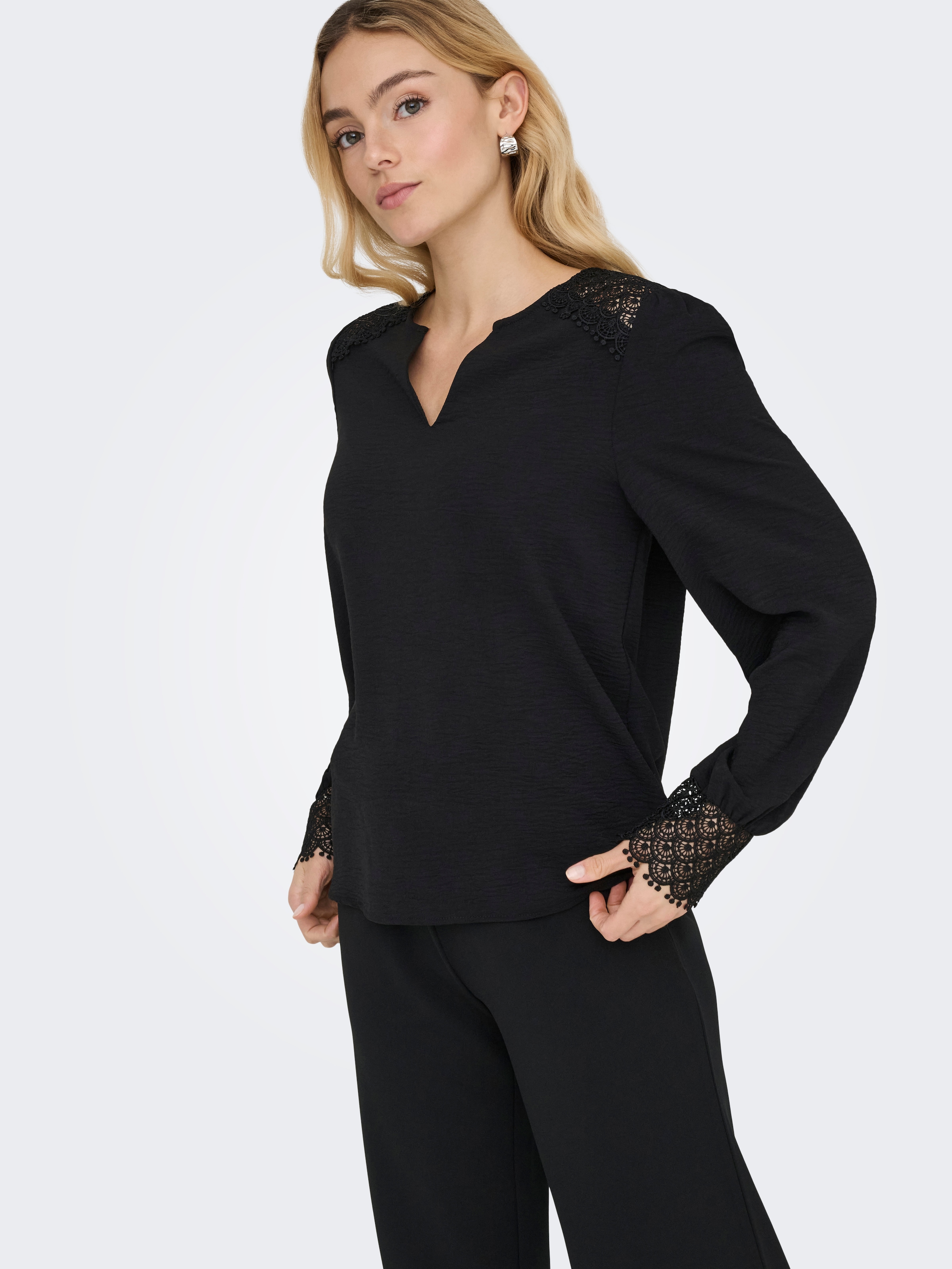 ONLY Blouse à manches longues »ONLCERENA METTE L/S LACE VNECK TOP WVN« Kunstfaser, regular fit, V-Ausschnitt