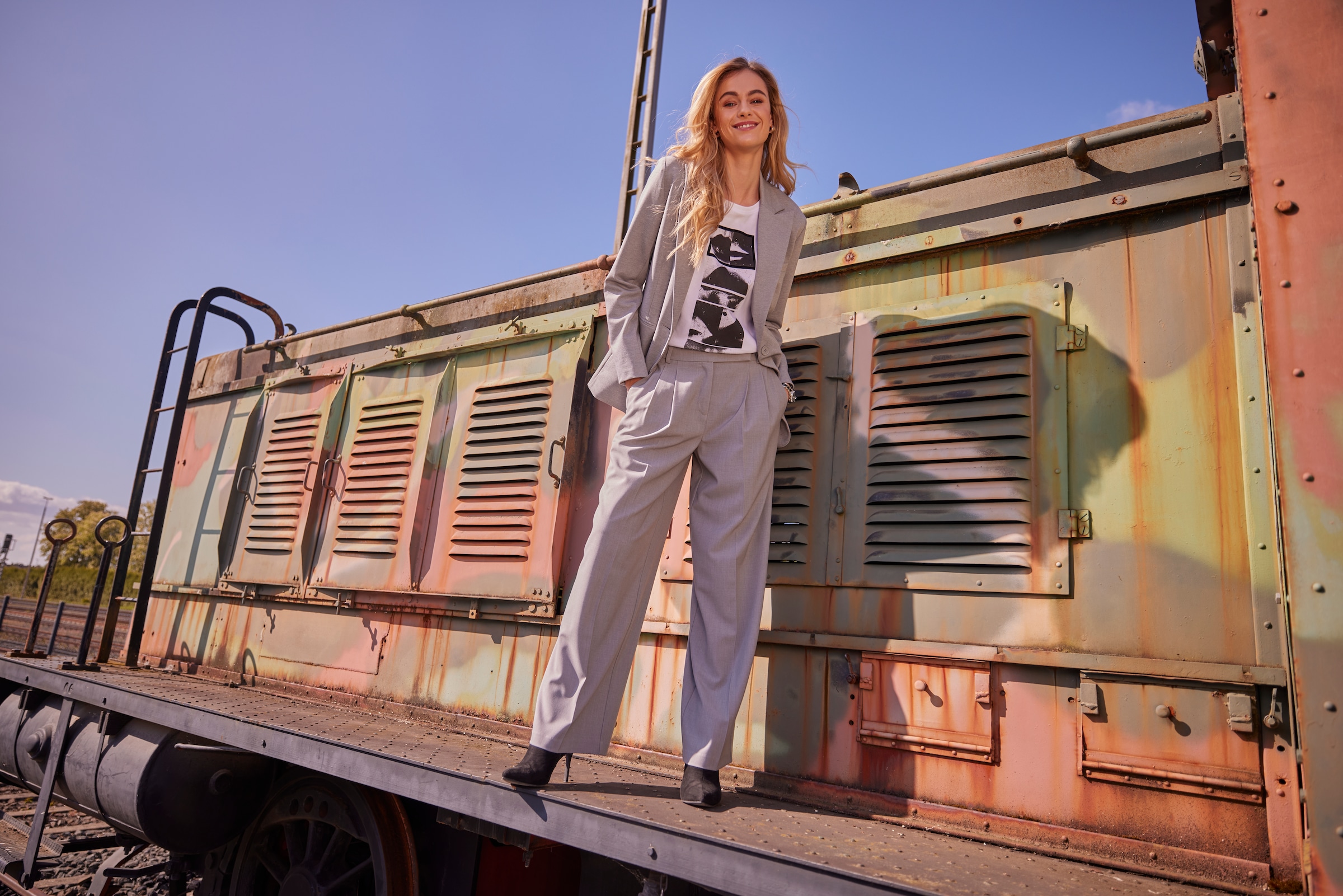 Aniston CASUAL T-Shirt, mit Samt verziertem, extravaganten Frontdruck - NEUE KOLLEKTION