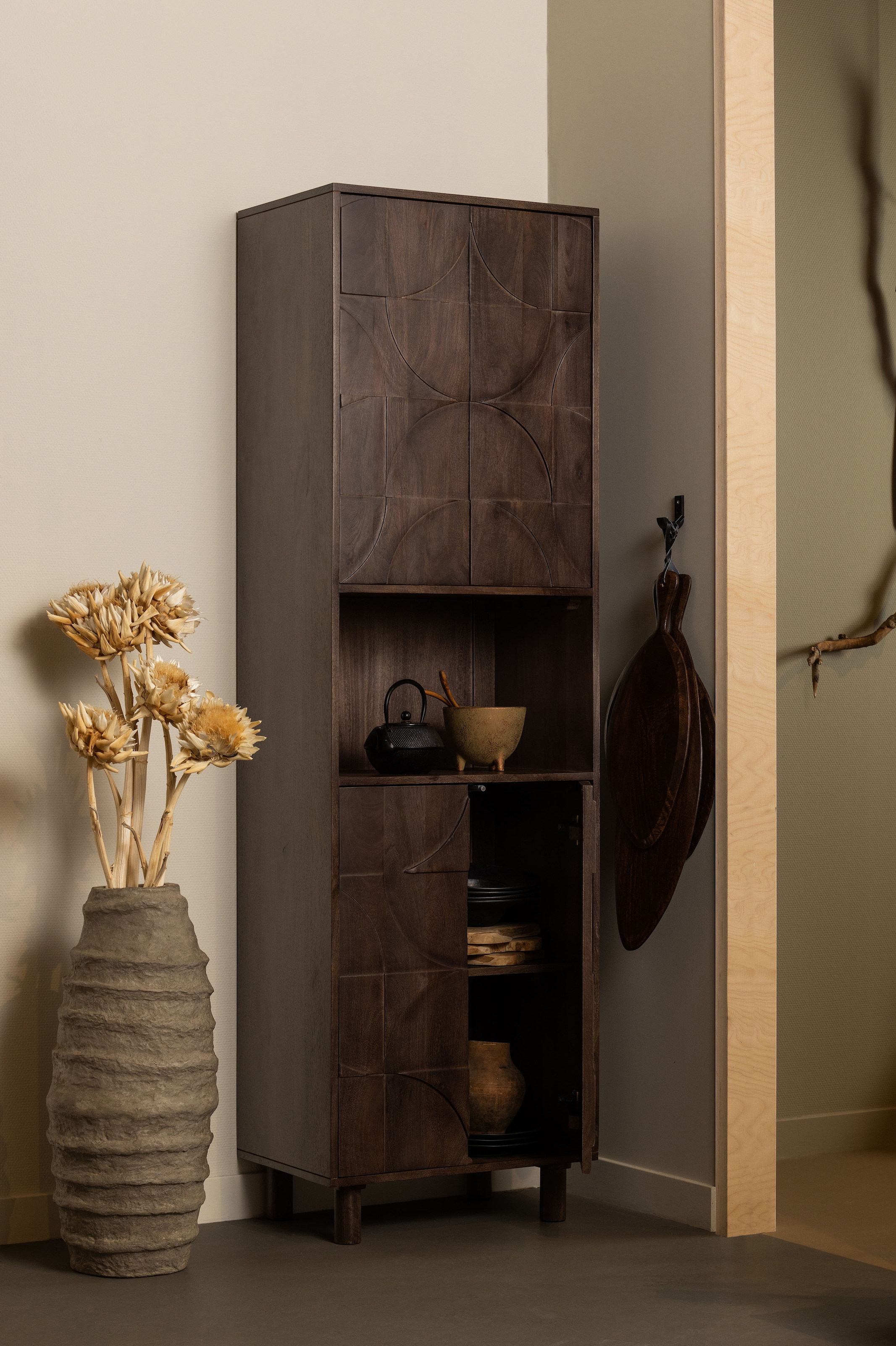 WOOOD Vitrine »Draw Mangoholz mit Druckmechanismus und 3D-Relieftüren 60x40x200 cm« Tragkraft 15 kg pro Boden, Wandbefestigung empfohlen ab 50 cm