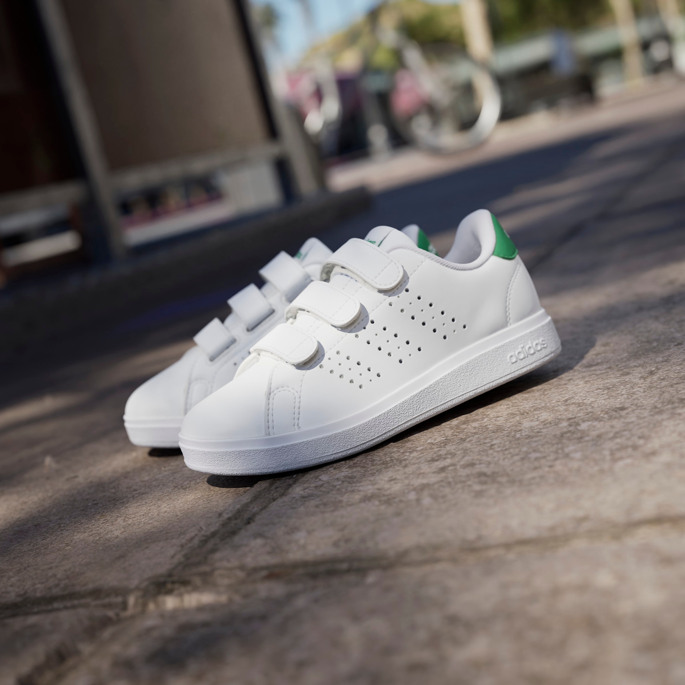 adidas Sportswear Chaussures à scratch »ADVANTAGE BASE 2.0 KIDS«  Design auf den Spuren des adidas Stan Smith, für Kinder & Jugendliche