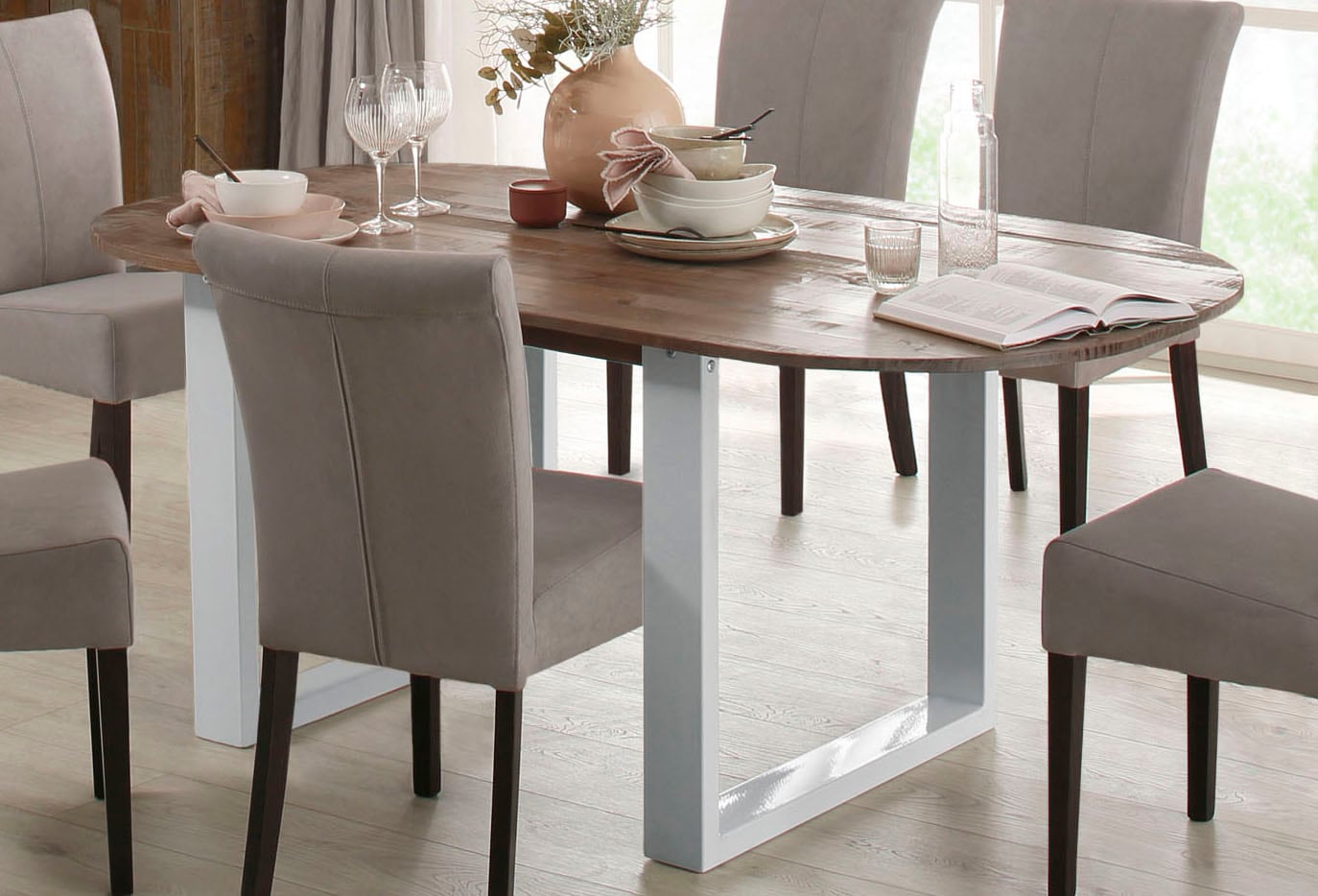 GOODproduct Table de salle à manger »Lagos« aus schönem massivem Kiefernholz, mit weiss lackierten Metallbeinen