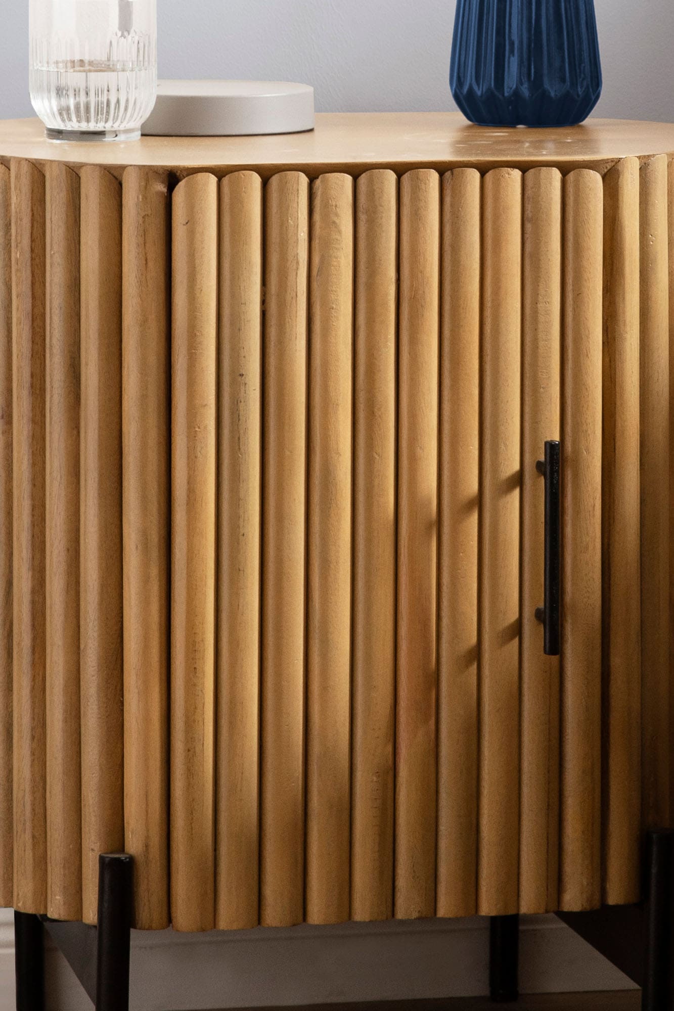 SIT Nachtkommode »Nessebar aus Mangoholz mit Lamellen-Design & Metallfüssen« 1 Stk. tlg. 1 Tür, 2 Fächer & 15 cm hohe schwarze Metallfüsse