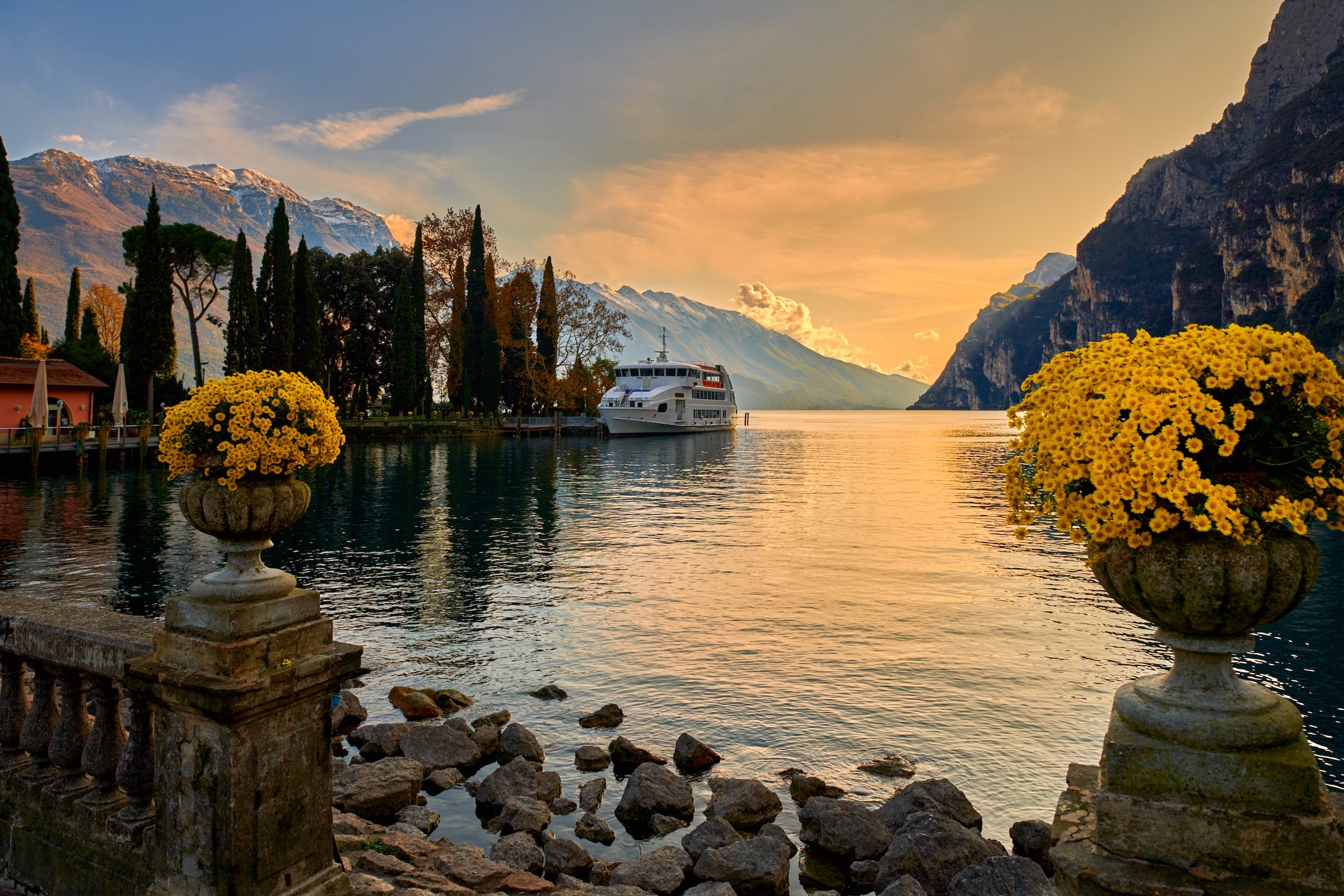 Image of Papermoon Fototapete "ALPENSEE MIT PINIEN UND BERGEN"