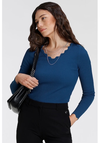 V-Ausschnitt-Pullover, mit femininer Wellenkante