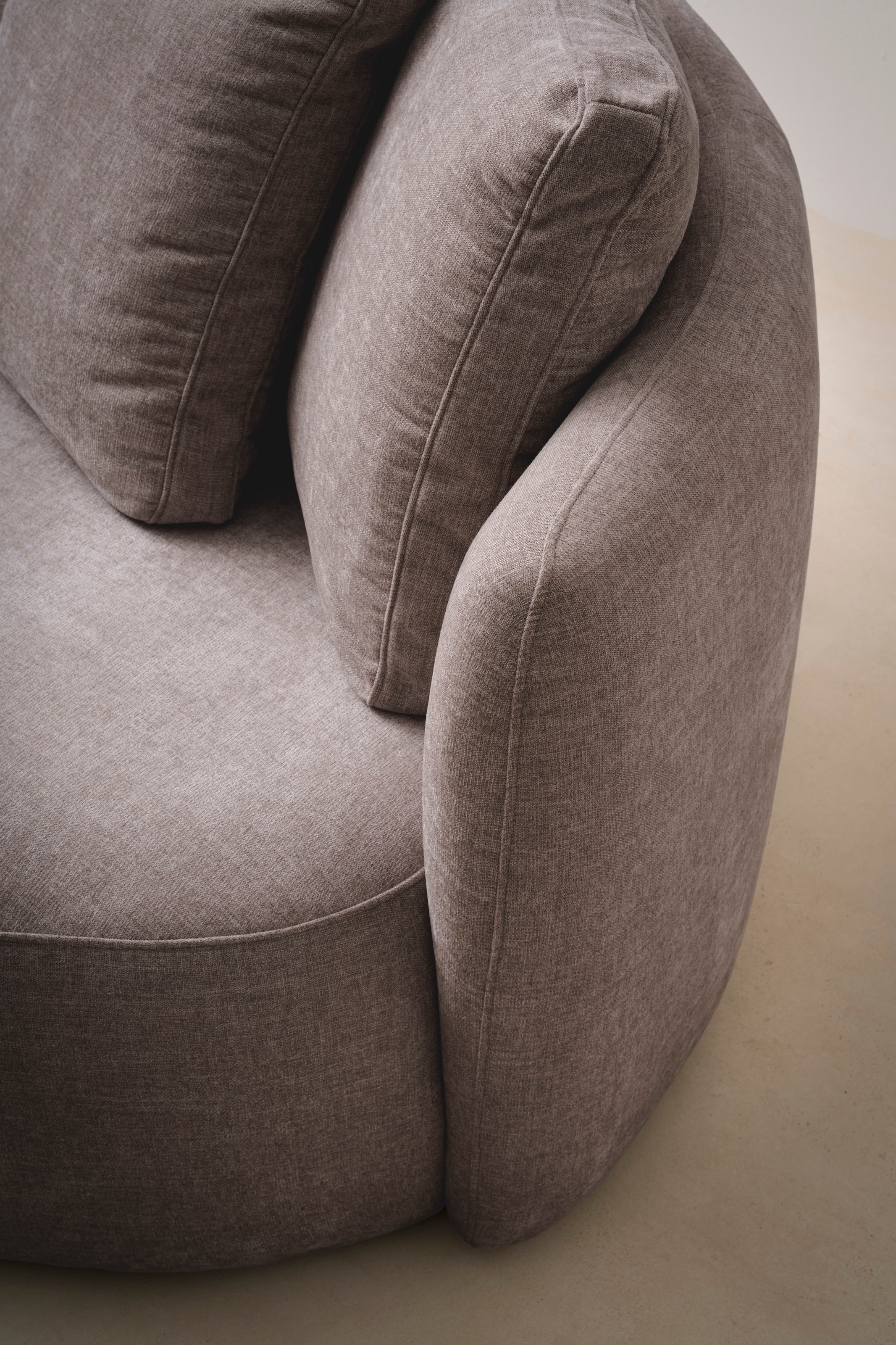 GOODproduct 2,5-places »Kaarl, rundes Loungesofa, Sofa mit Kissen, perfekt gepolstert« Webstoff, in fünf Farben, zeitloses Design, inkl. 5 Rückenkissen
