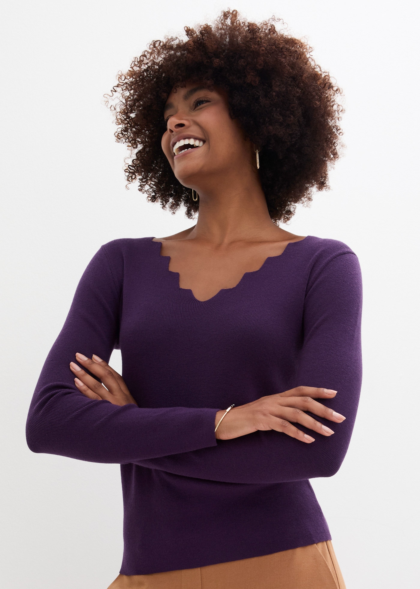 bonprix Pull en tricot »Feinstrickpullover aus fliessendem Viskose-Mix« aus Viskose-Mix, mit Wellenausschnitt, Slim fit Passform