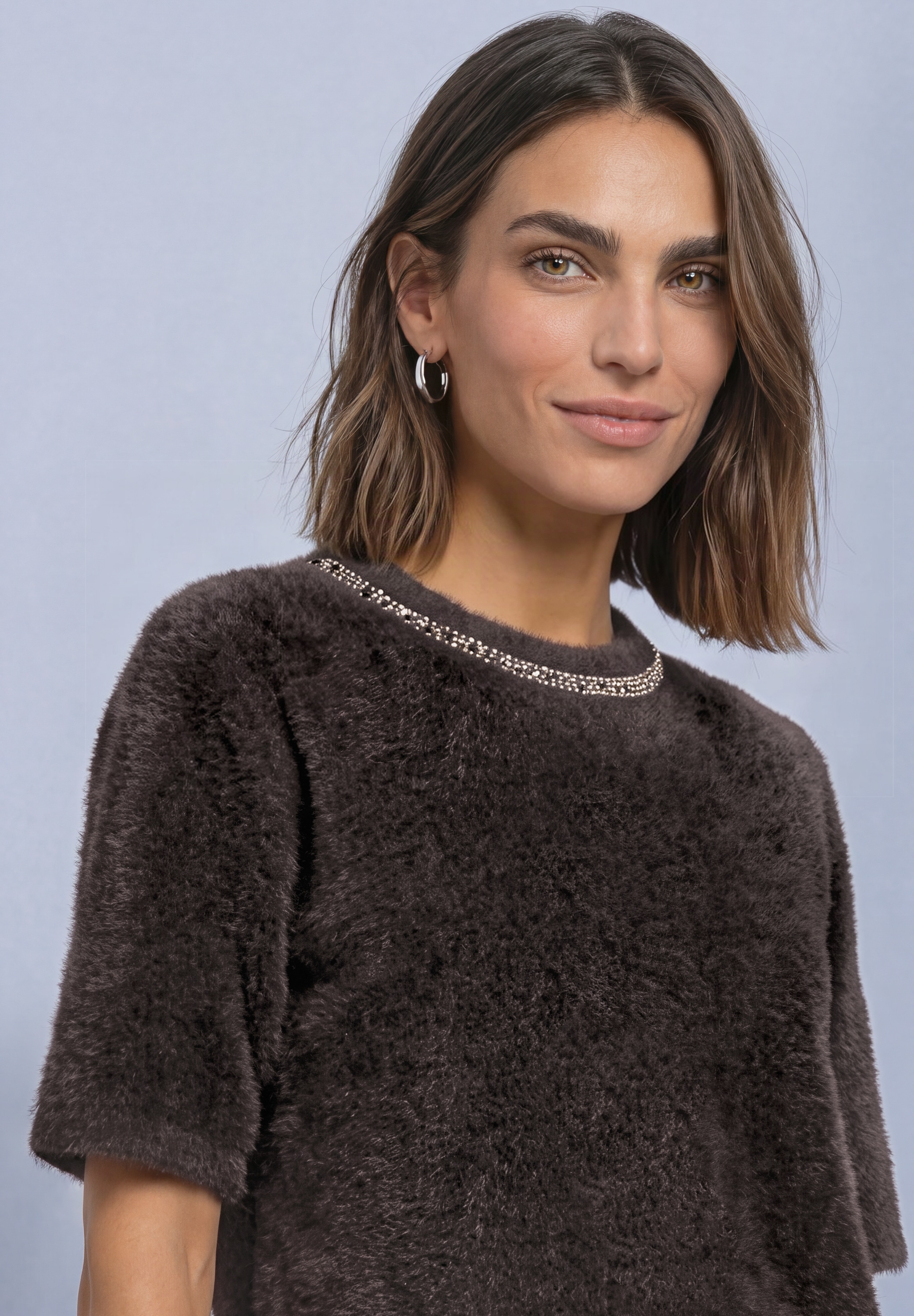 STREET ONE Kurzarmpullover Plüsch-Shirt mit Rundhals und Schmucksteinen