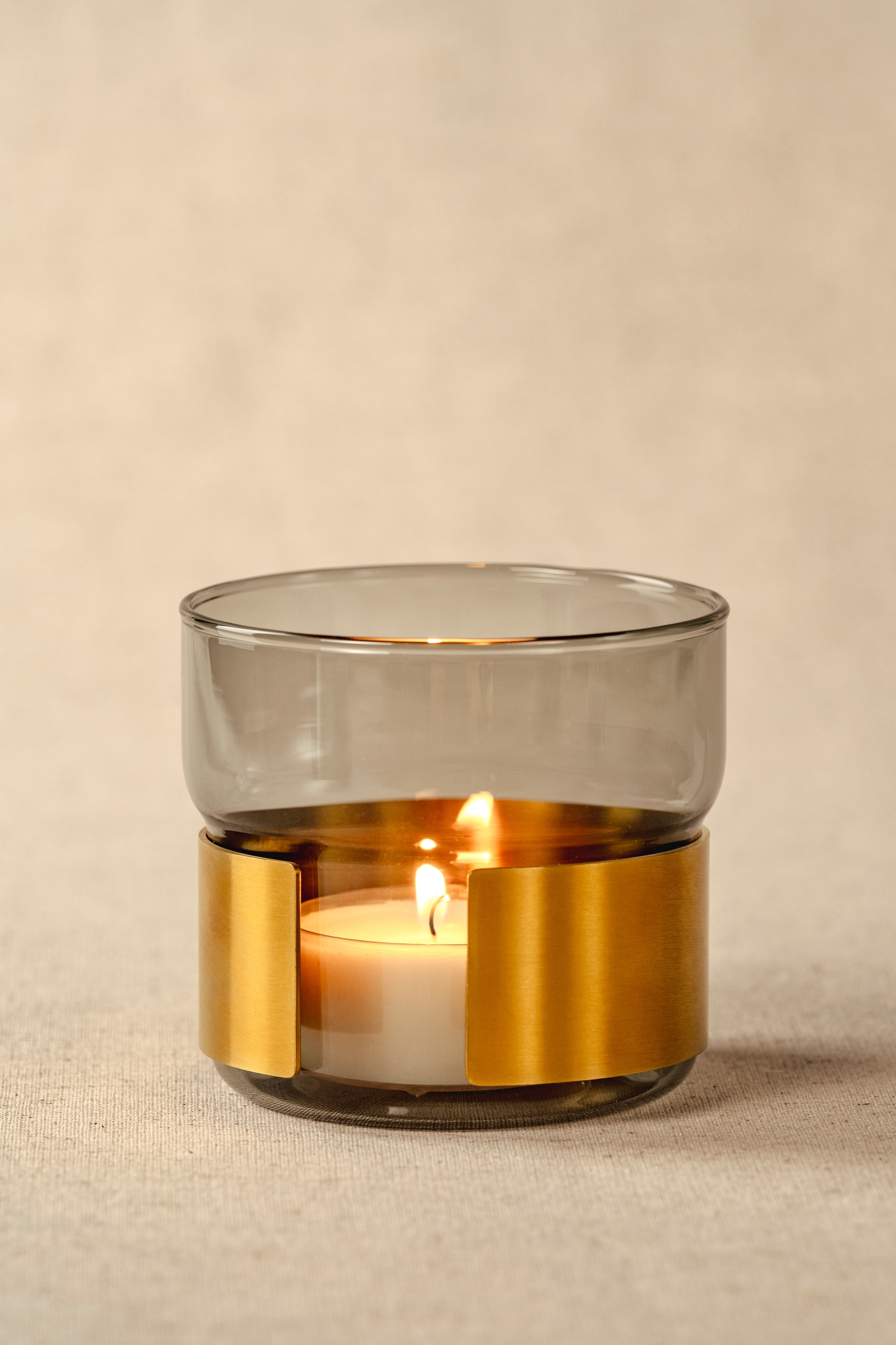 LEONARDO Teelichthalter »Silenzio« aus grauem Glas mit goldener Metallspange