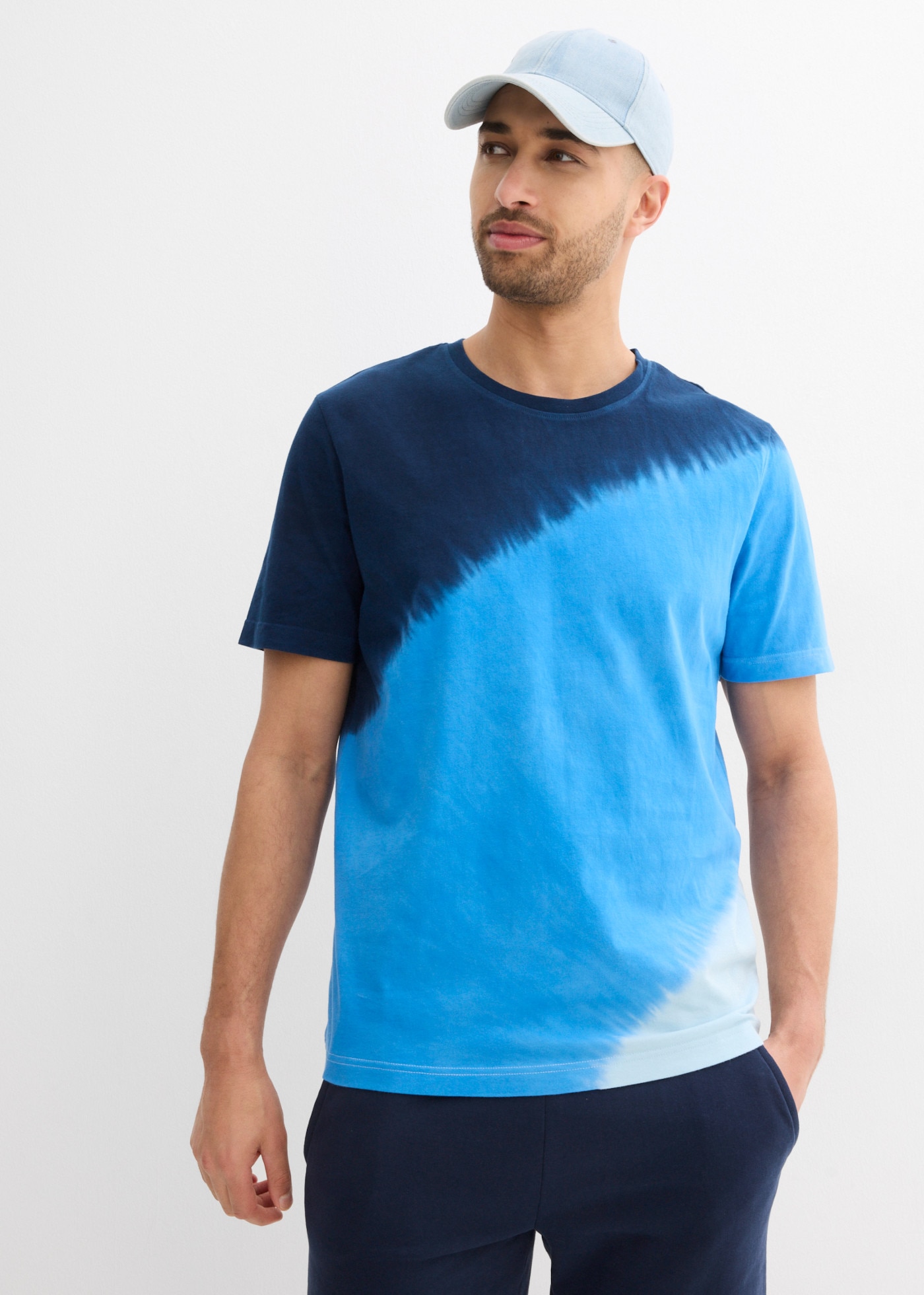 Image of bonprix T-Shirt regular fit Passform, aus Baumwolle, mit Farbverlauf, Kurzarm-Design