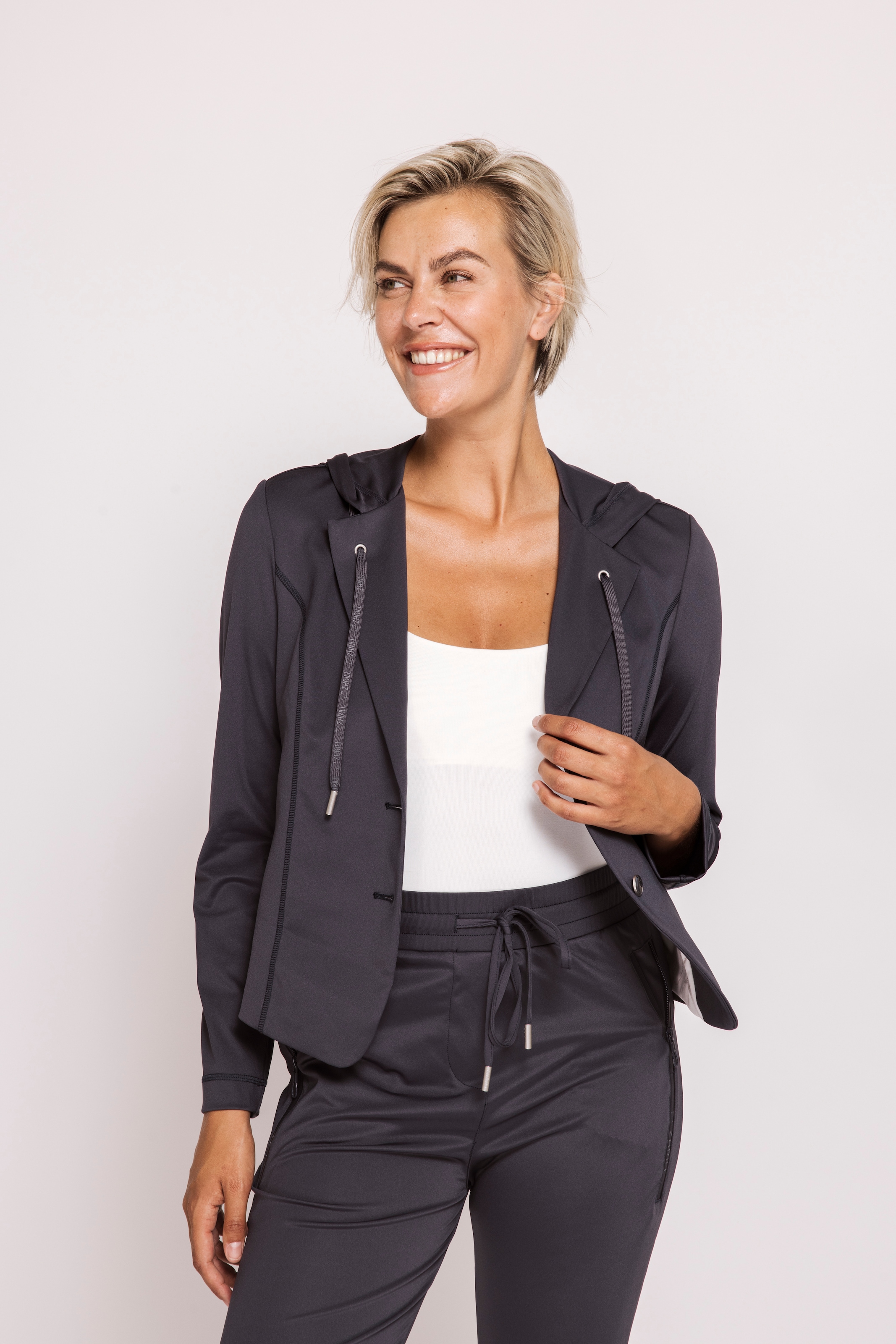 Image of Zhrill Kurzblazer "ZHDARCIA Blazer mit Kapuze" aus Polyamid und Elasthan, taillierte Passform, mit Reverskragen