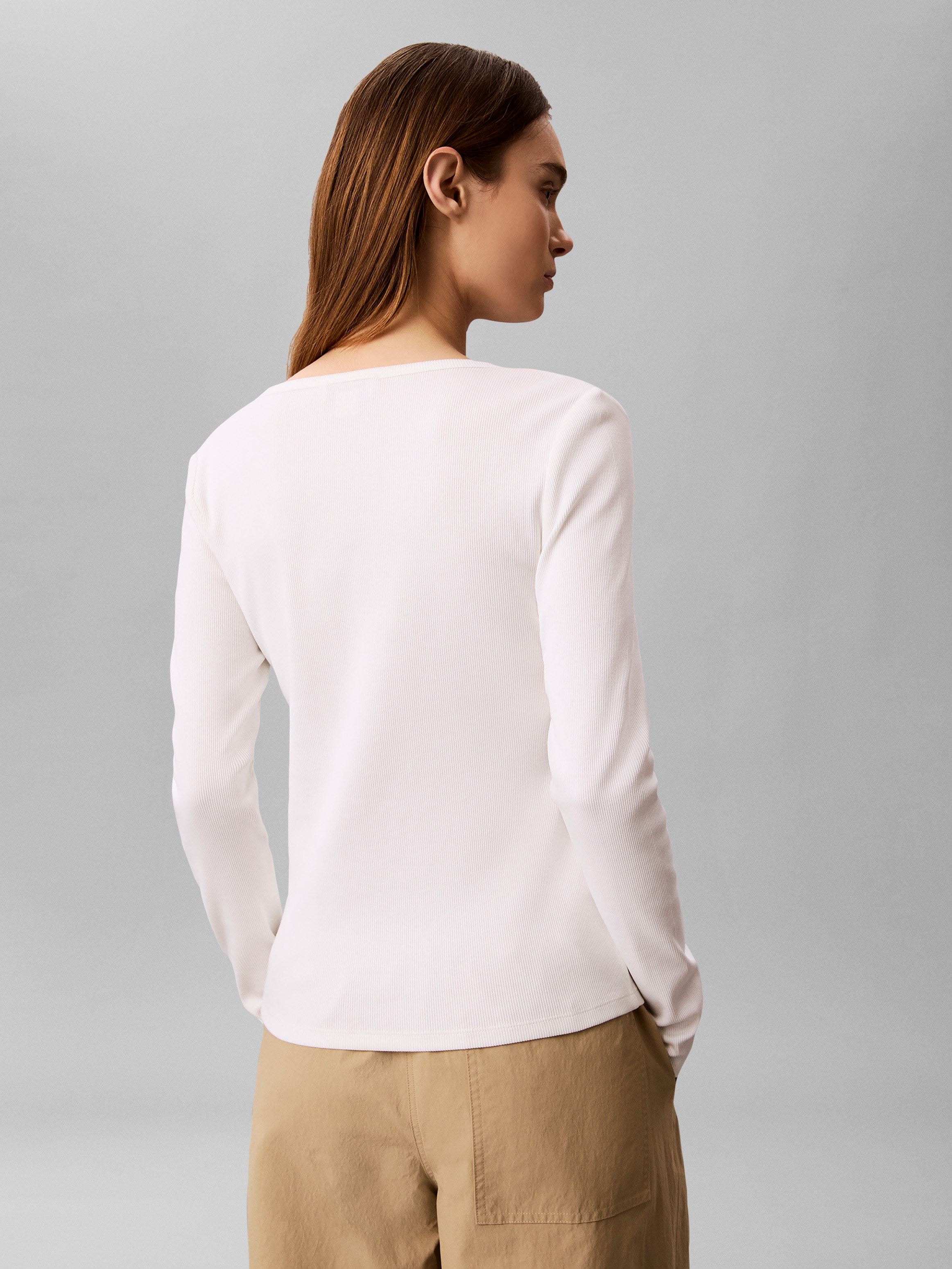 Calvin Klein Jeans T-shirt à manches longues »LS WOVEN LABEL 2X2 RIB SCOOP NEC« avec col rond, coupe regular fit