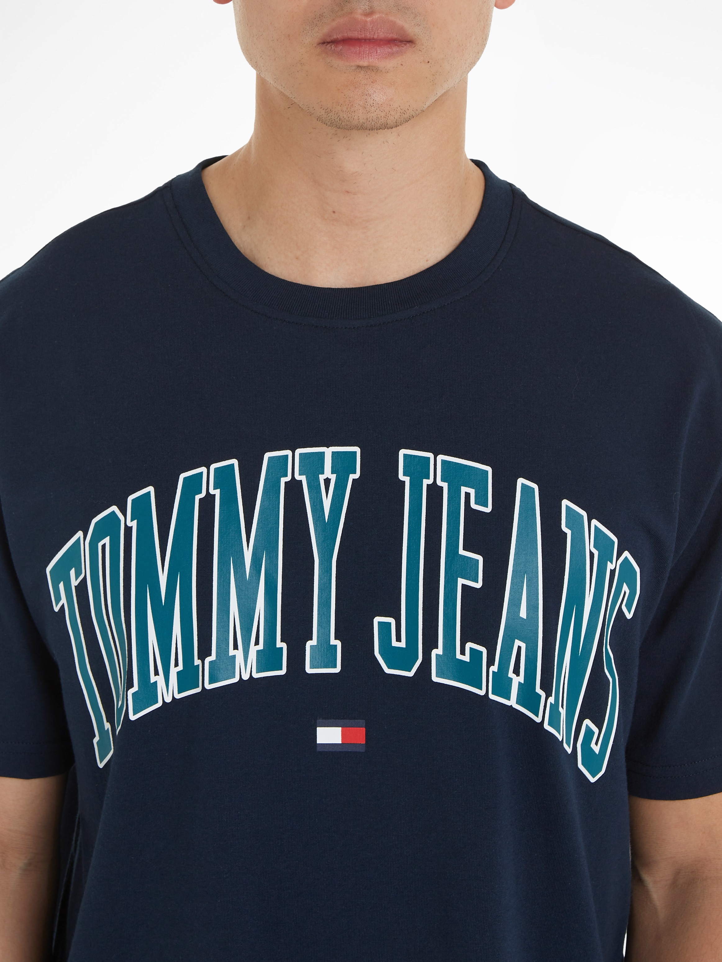 Tommy Jeans T-Shirt »TJM REG POPCOLOR VARSITY TEE EXT«, mit modischem Markenprint