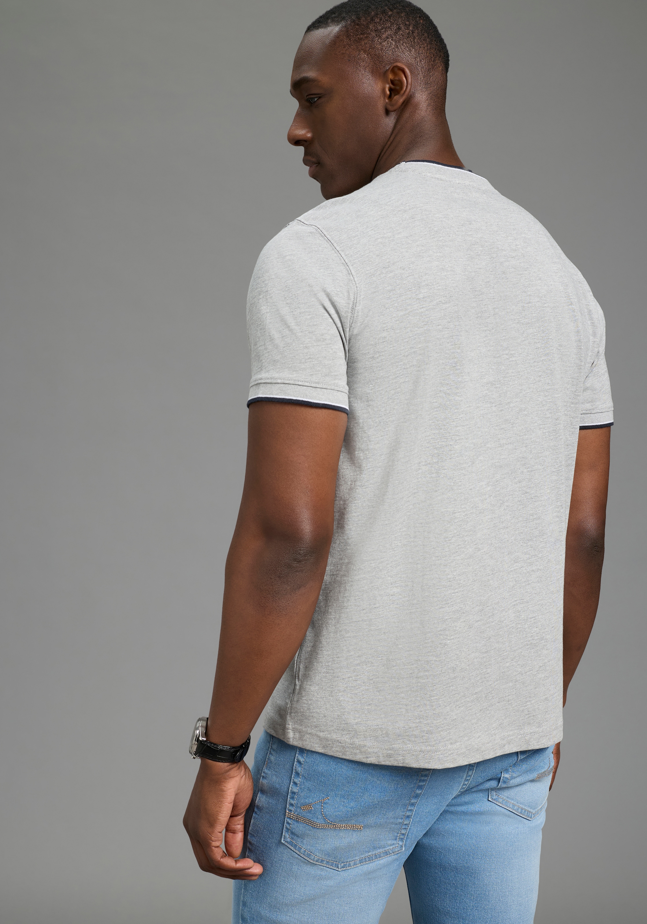 DELMAO Shirt à col rond »Neue Kollektion!« pack de 2,  t-shirt manches courtes, style basique classique, coupe normale, uni