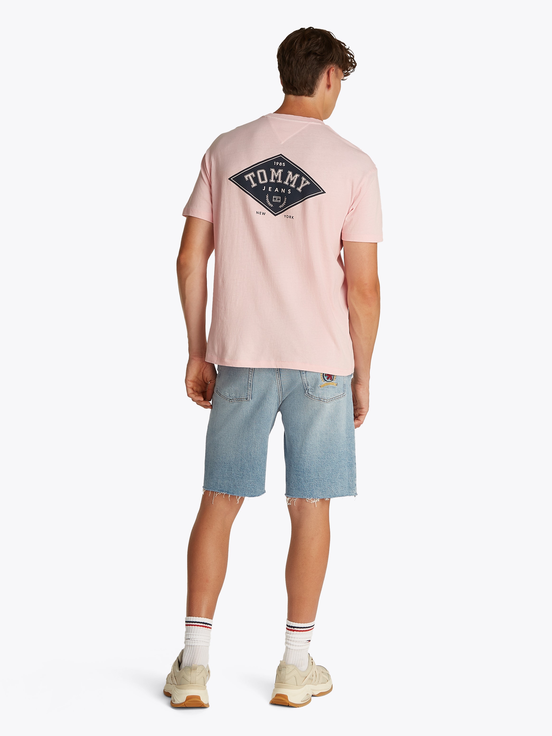 Tommy Jeans T-Shirt »TJM RLX VARSITY GRAPHICS TEE EXT«, mit grossem Rückenprint