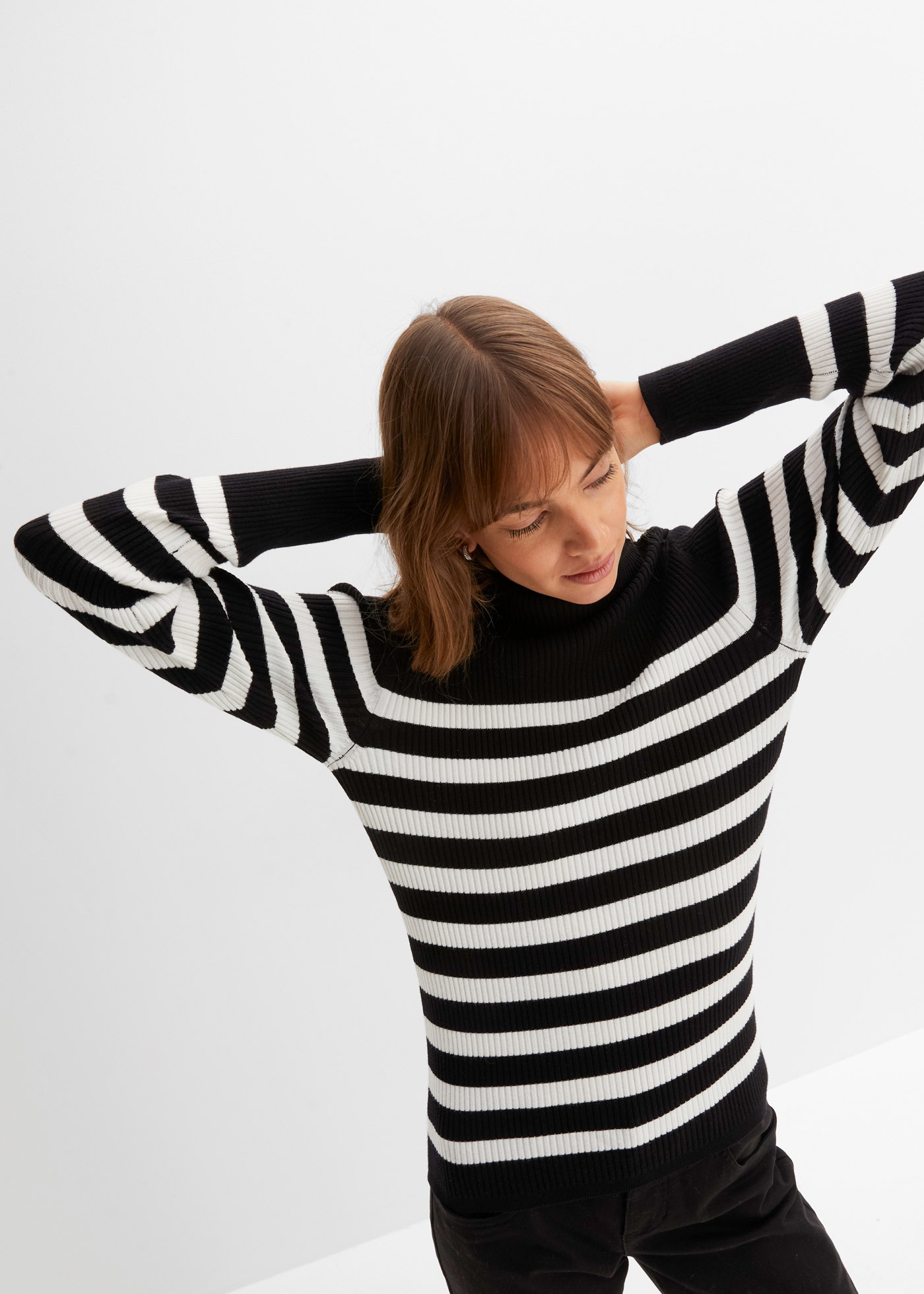 Image of bonprix Rollkragenpullover aus Viskose-Rippstrick, breites Ärmelbündchen mit tollen Zierknöpfen