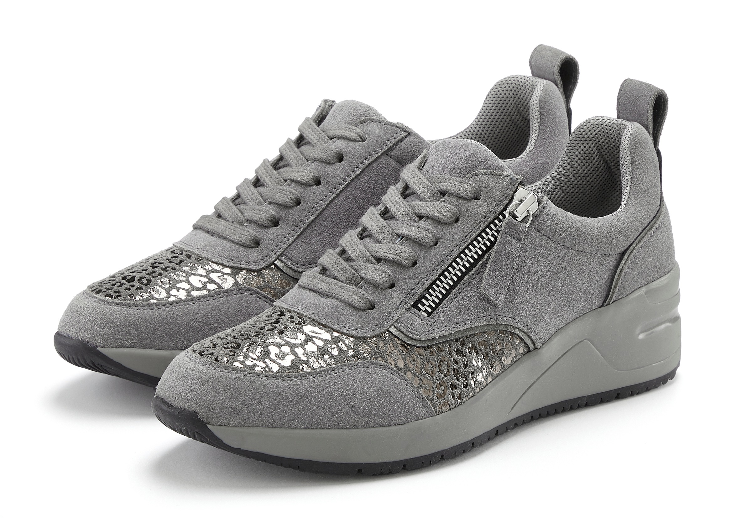 Image of LASCANA Sneaker "Freizeitschuh, Halbschuh," aus Leder mit innenliegendem Keilabsatz und Leo-Druck