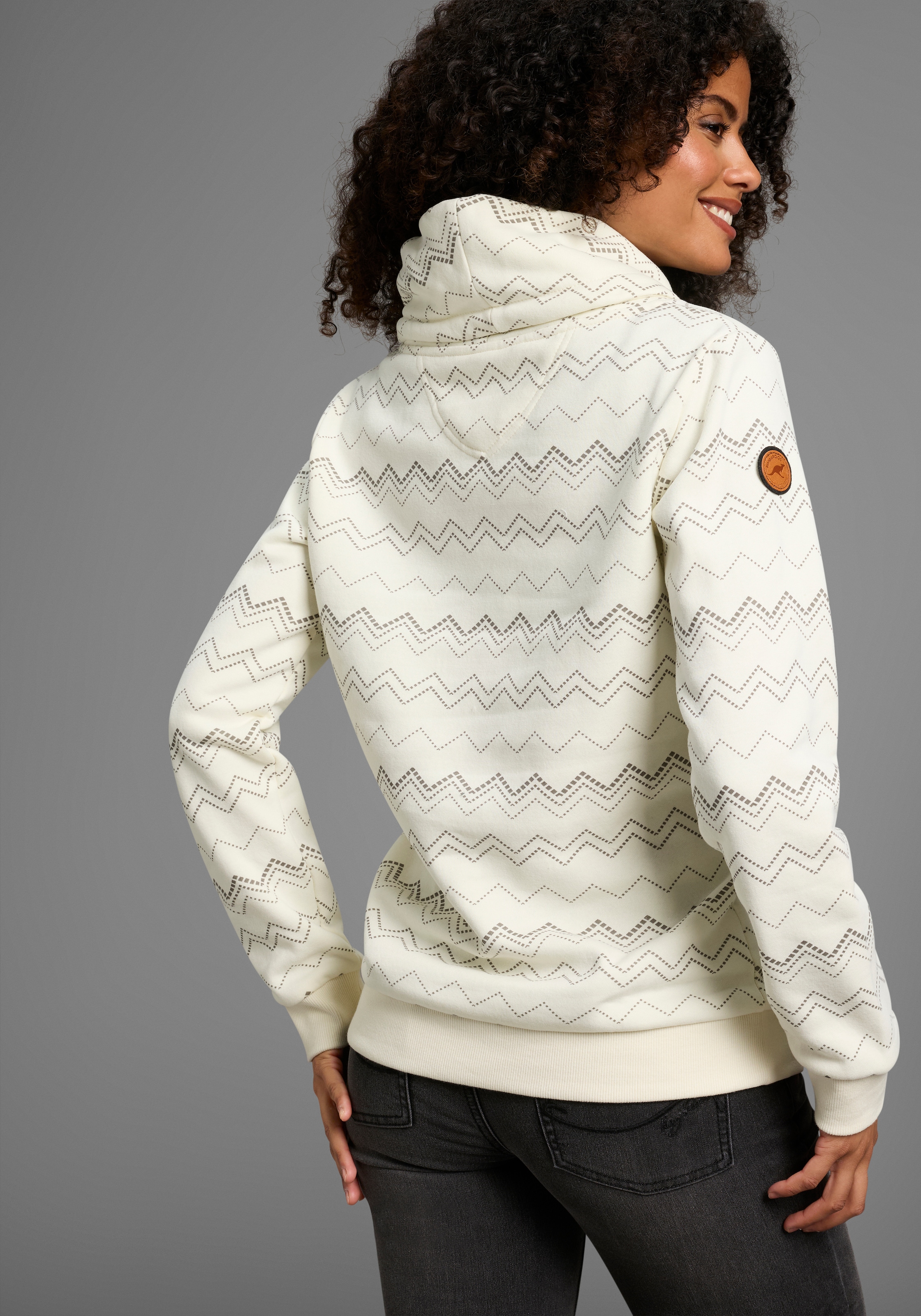 KangaROOS Sweatshirt mit hohem kuscheligen Kragen und Alloverdruck