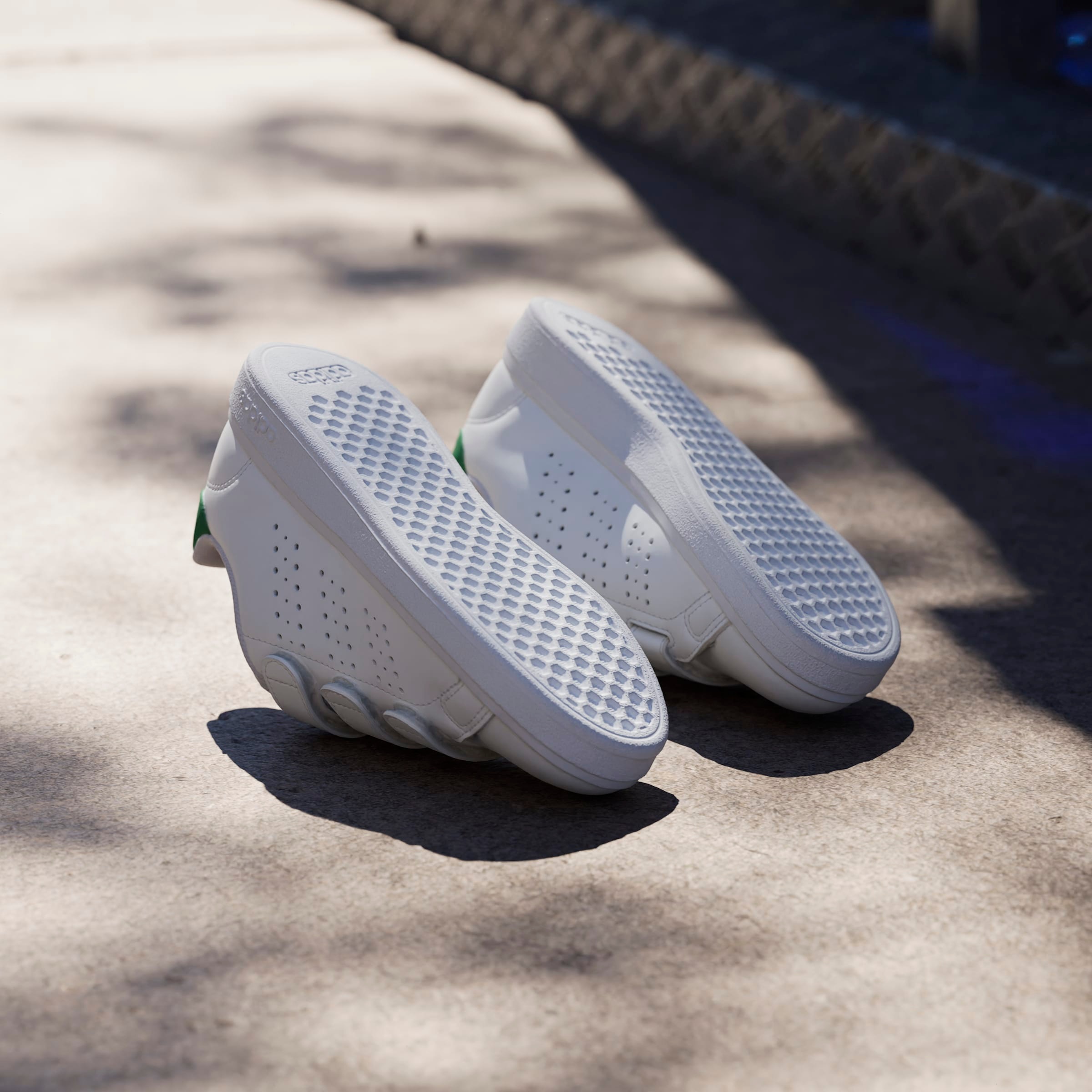 adidas Sportswear Chaussures à scratch »ADVANTAGE BASE 2.0 KIDS«  Design auf den Spuren des adidas Stan Smith, für Kinder & Jugendliche