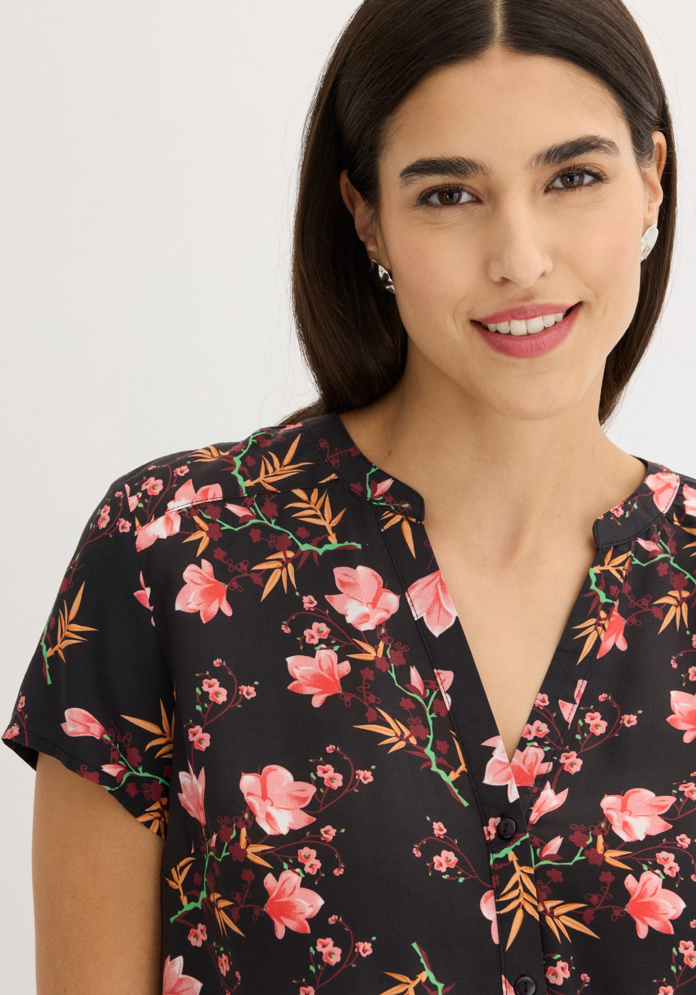 bonprix Blouse à manches courtes Regular Fit, für Businessmode, aus Viskose, feminin gestaltet