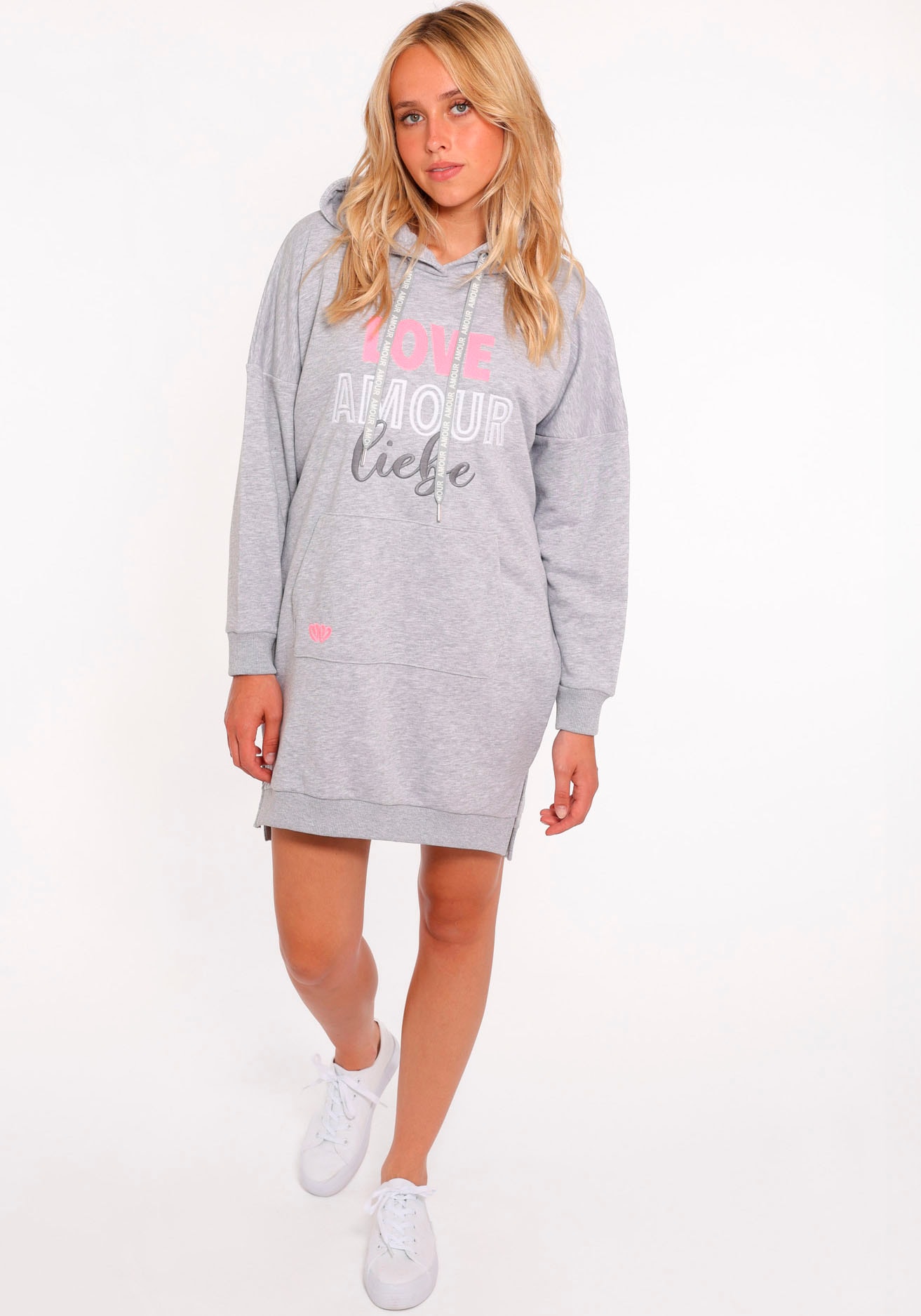 Image of Zwillingsherz Sweatkleid ""Love Amour Liebe"" Kängurutasche mit praktischen Fronttaschen und bedruckter Kordel