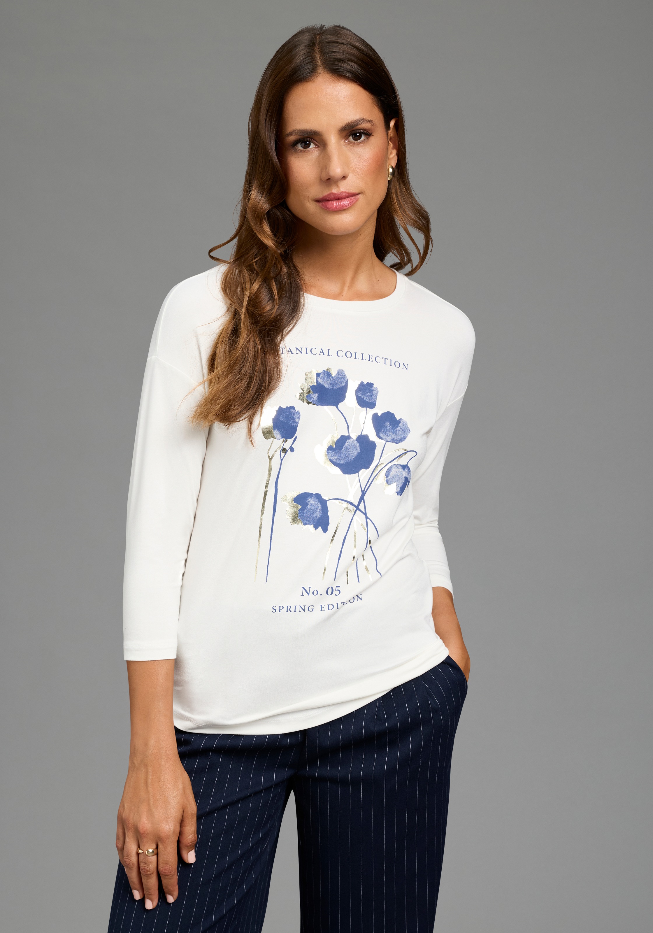 Image of Laura Scott 3/4-Arm-Shirt "mit floralem Frontprint" und figurumspielende Passform, Rundhalsausschnitt ohne Kragen