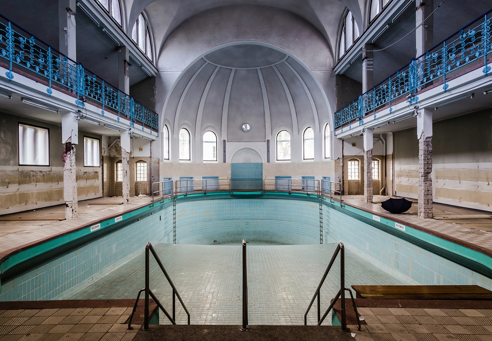 Image of Consalnet Vliestapete »SCHWIMMBECKEN«, grafisch, in verschiedenen Grössen bei Ackermann Versand Schweiz