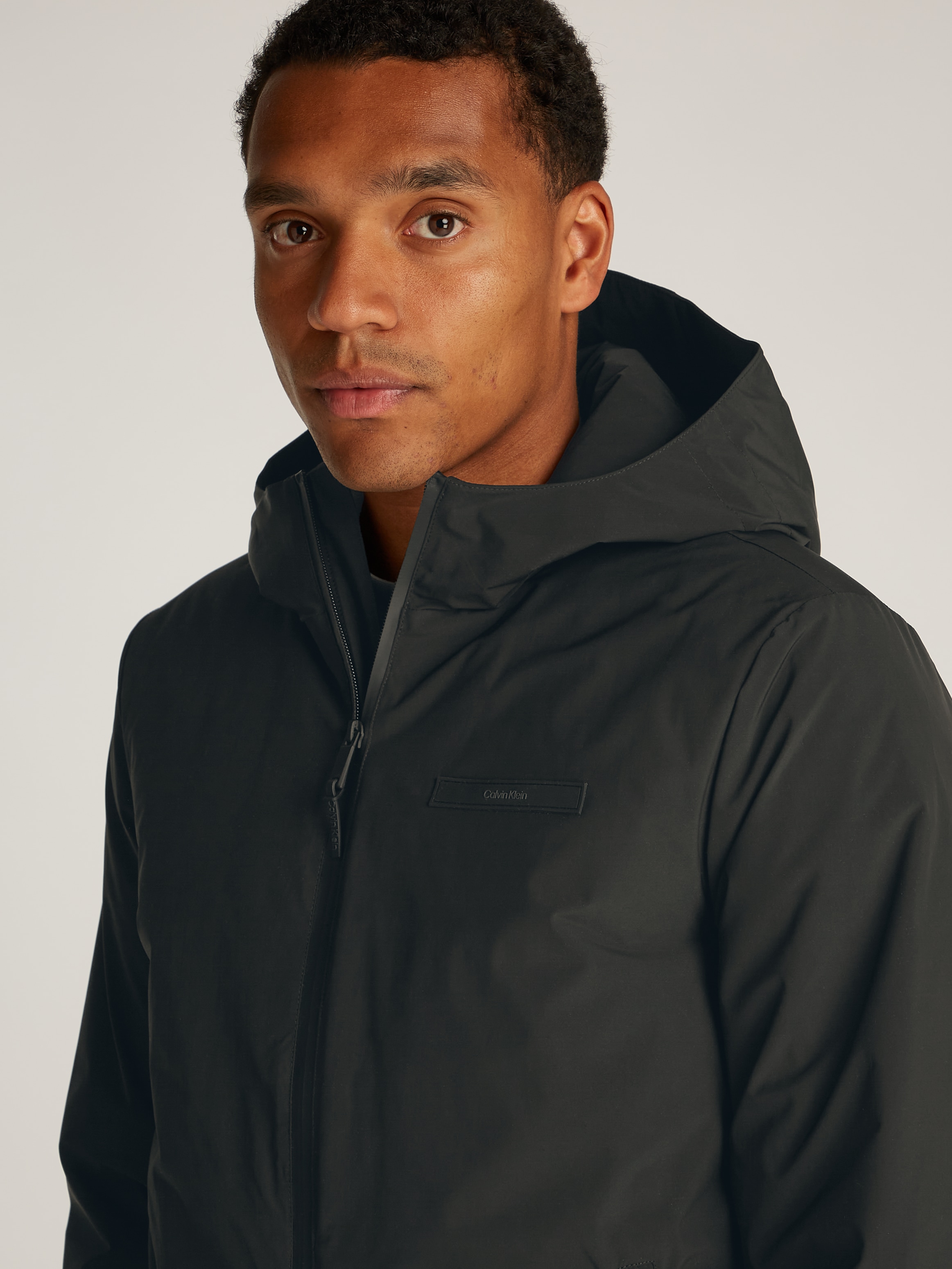 Calvin Klein Outdoorjacke »TECHNICAL NON-QUILT JACKET HOOD«, mit Kapuze, mit Logoprint