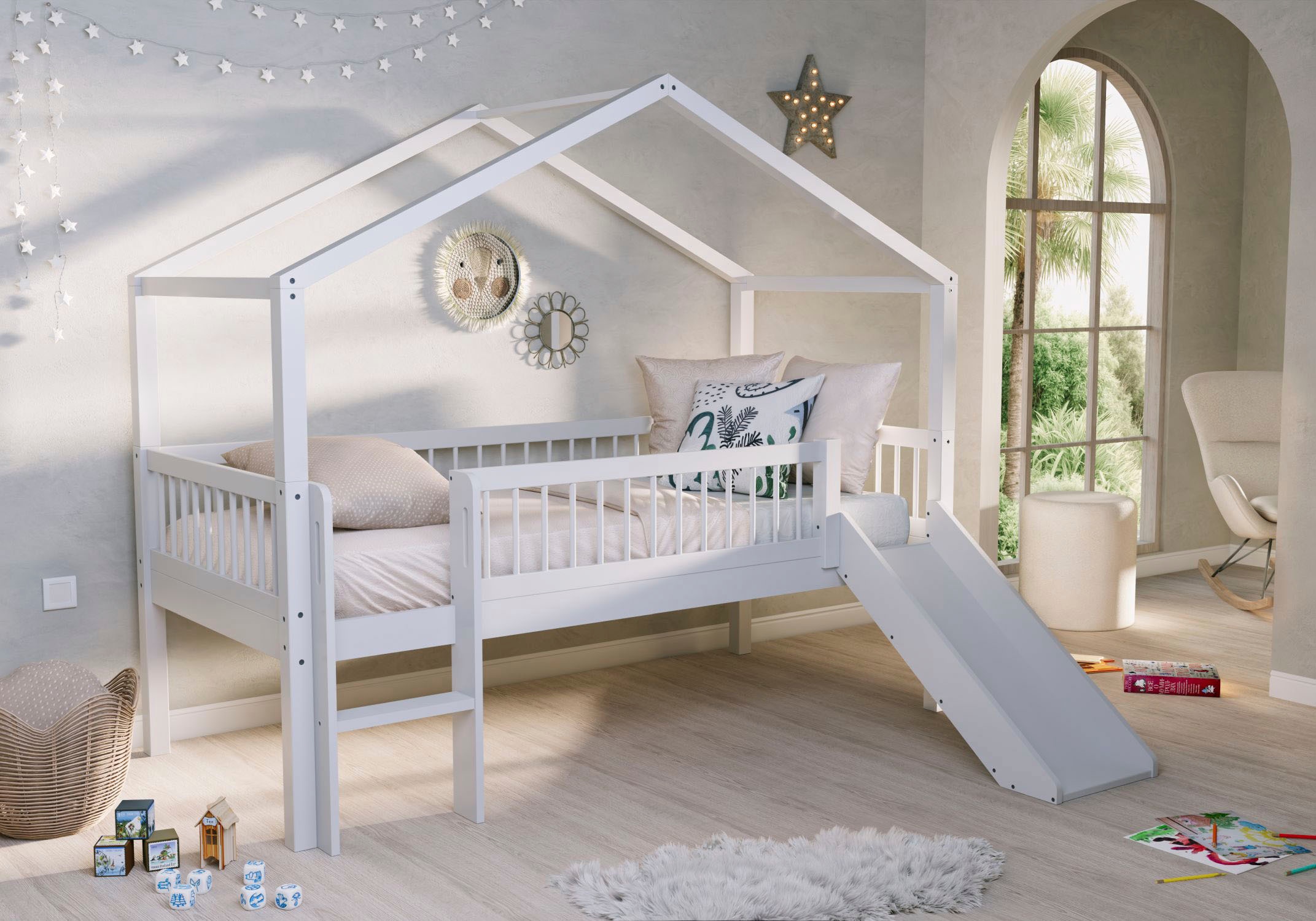 Vipack Lit de maison »Forrest ist ein hochwertiges Massivholz Haus Bett "Made in Europe"« Incl. sommier à lattes roulantes, structure de toit, protection anti-chute, échelle et toboggan,  au choix en chêne massif huilé ou hêtre massif laqué blanc