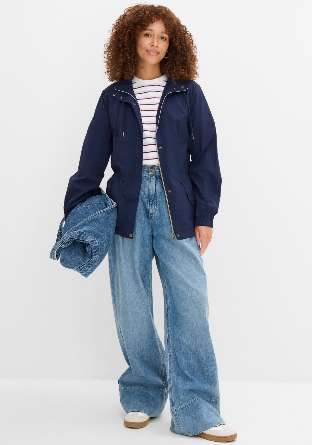 bonprix Veste tous temps mit Kapuze sportlicher Stil, leichter Parka mit Kapuze, mit seitlichen Taschen