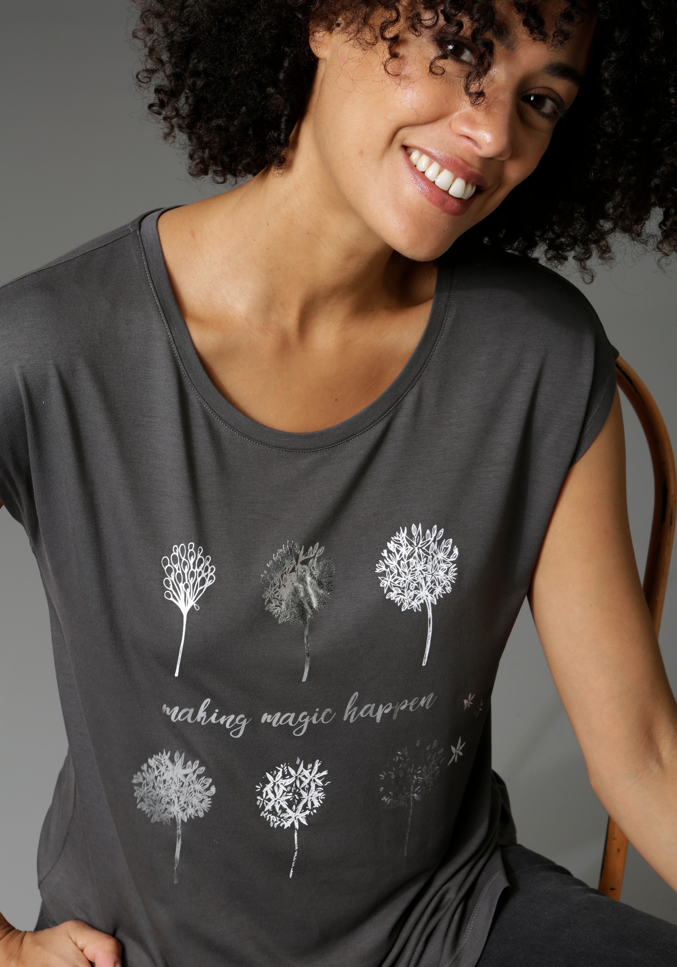 Aniston CASUAL T-Shirt, mit Frontdruck, teilweise glitzernder Folienprint