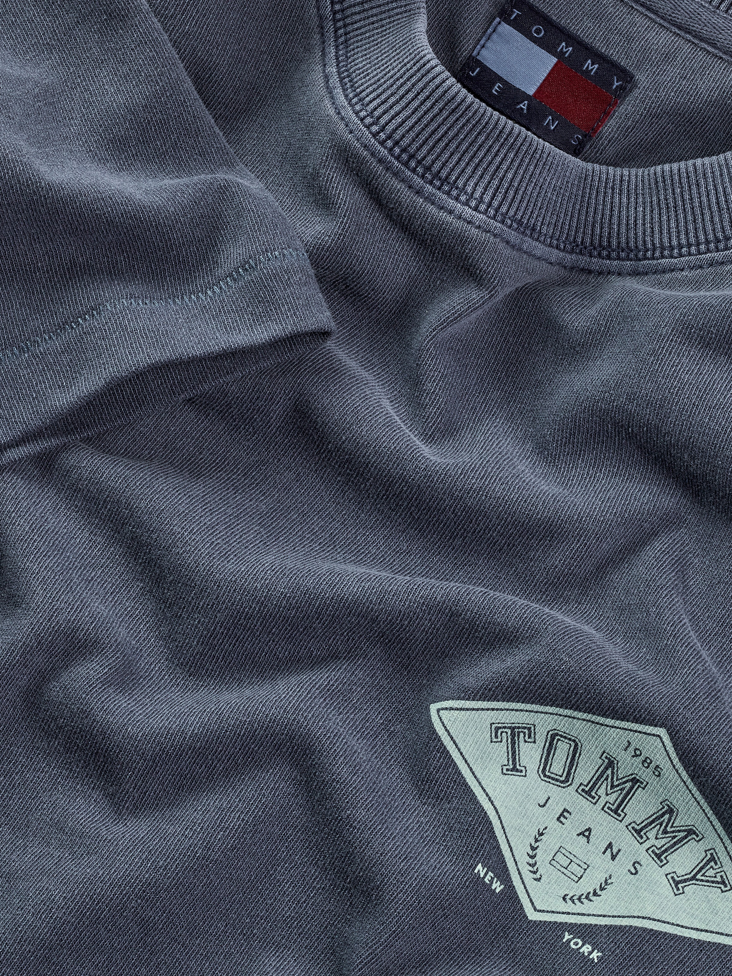 Tommy Jeans T-Shirt »TJM RLX VARSITY GRAPHICS TEE EXT«, mit grossem Rückenprint