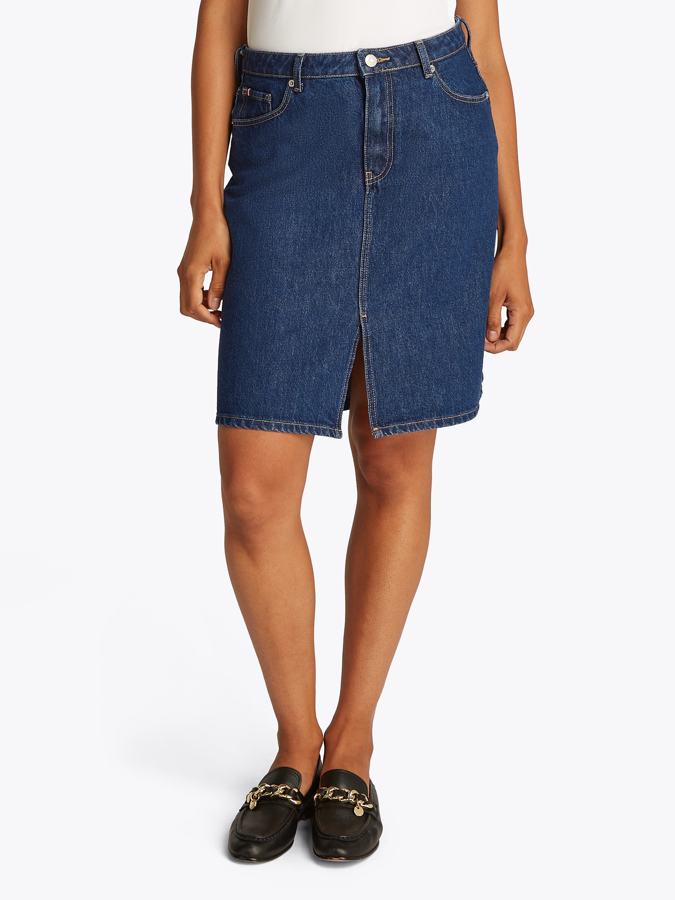 TOMMY HILFIGER Jeansrock »DNM KNEE STRAIGHT SKIRT RW ACE«, mit Schlitz vorne, mit Nieten