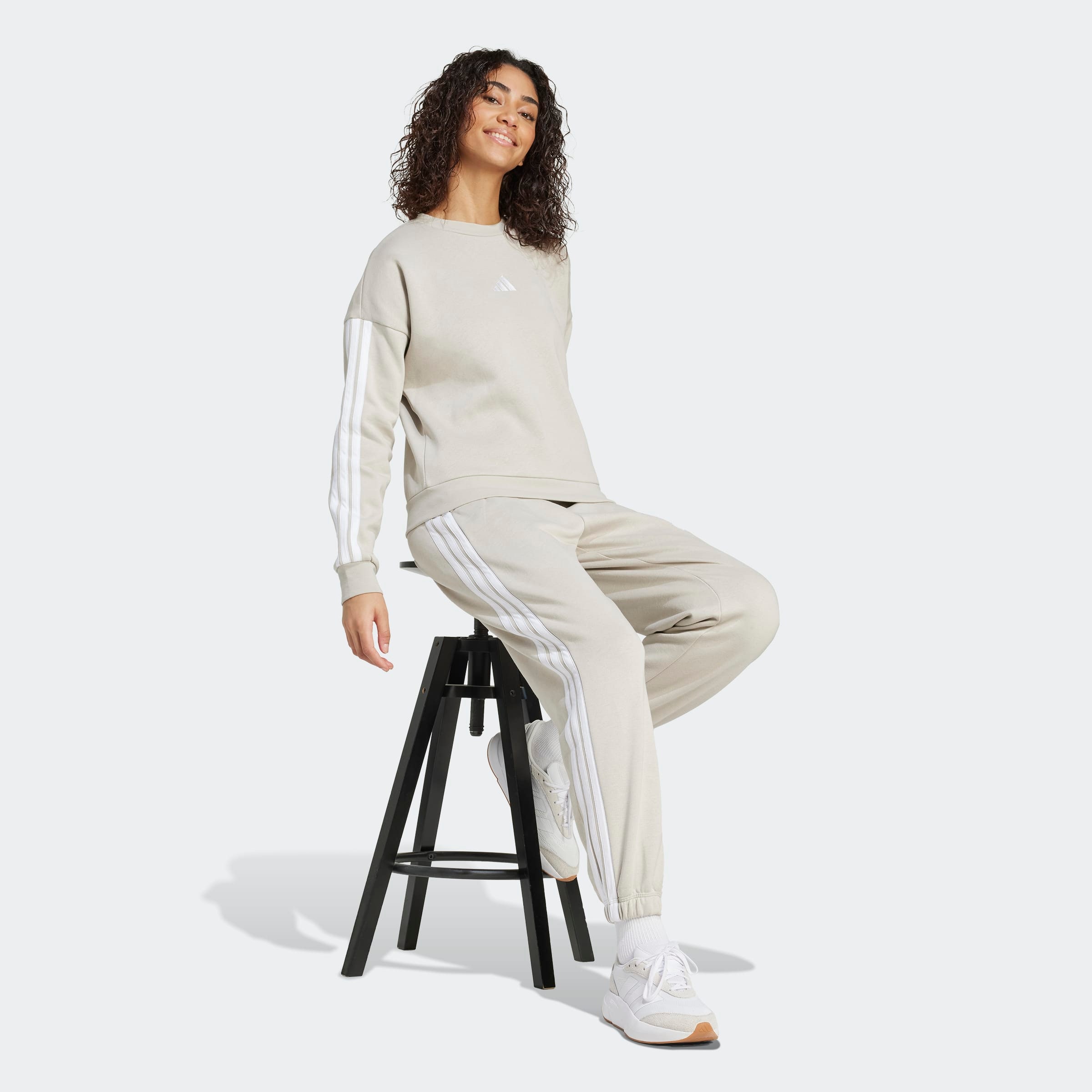 adidas Sportswear Pantalon de sport »ESSENTIALS 3-STREIFEN LOOSE-FIT«  coupe ample, jambes fuselées
