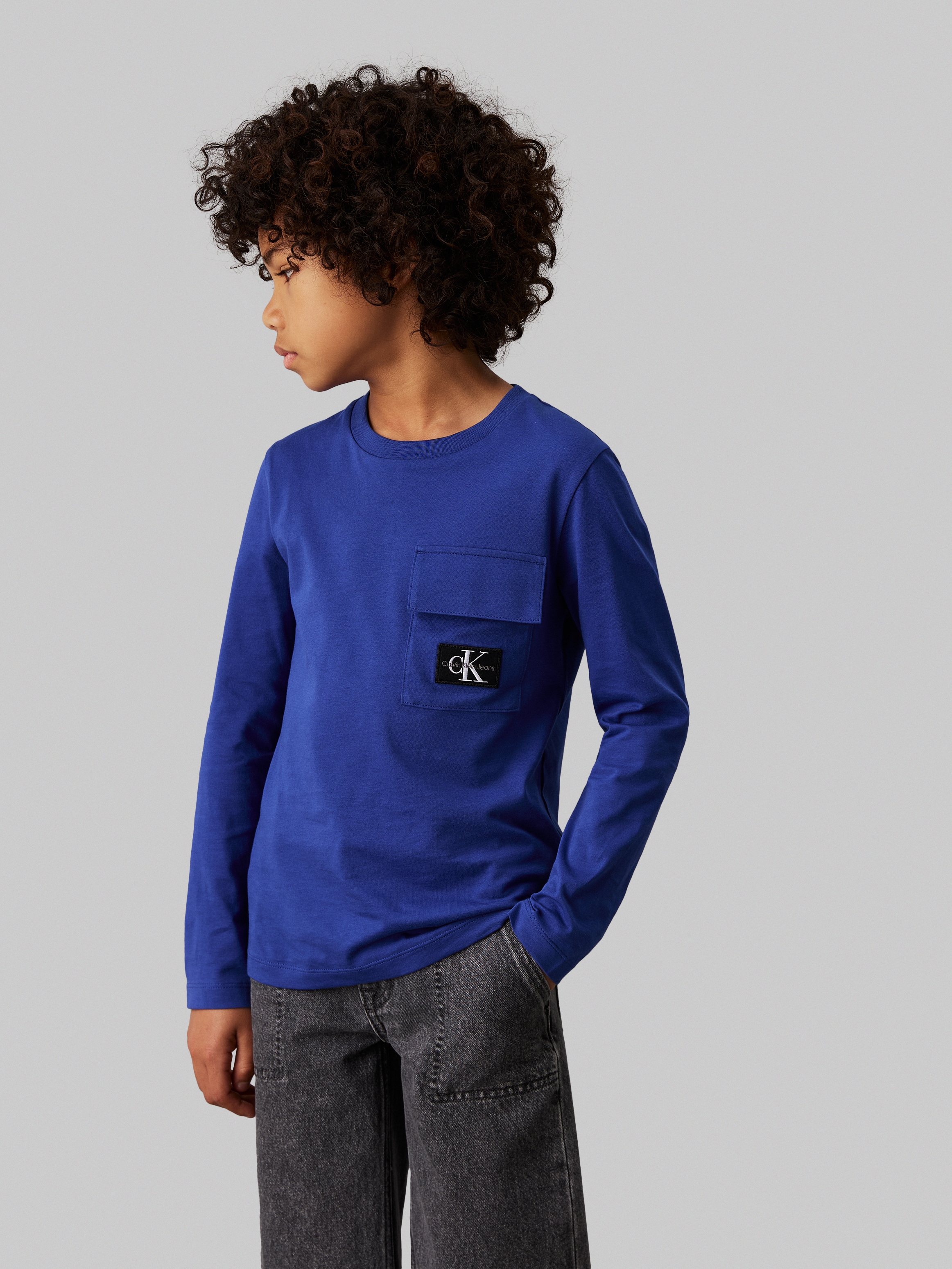 Calvin Klein Jeans Langarmshirt »Badge Reg. Ls T-Shirt«, für Kinder bis 16 Jahre und mit Logopatch