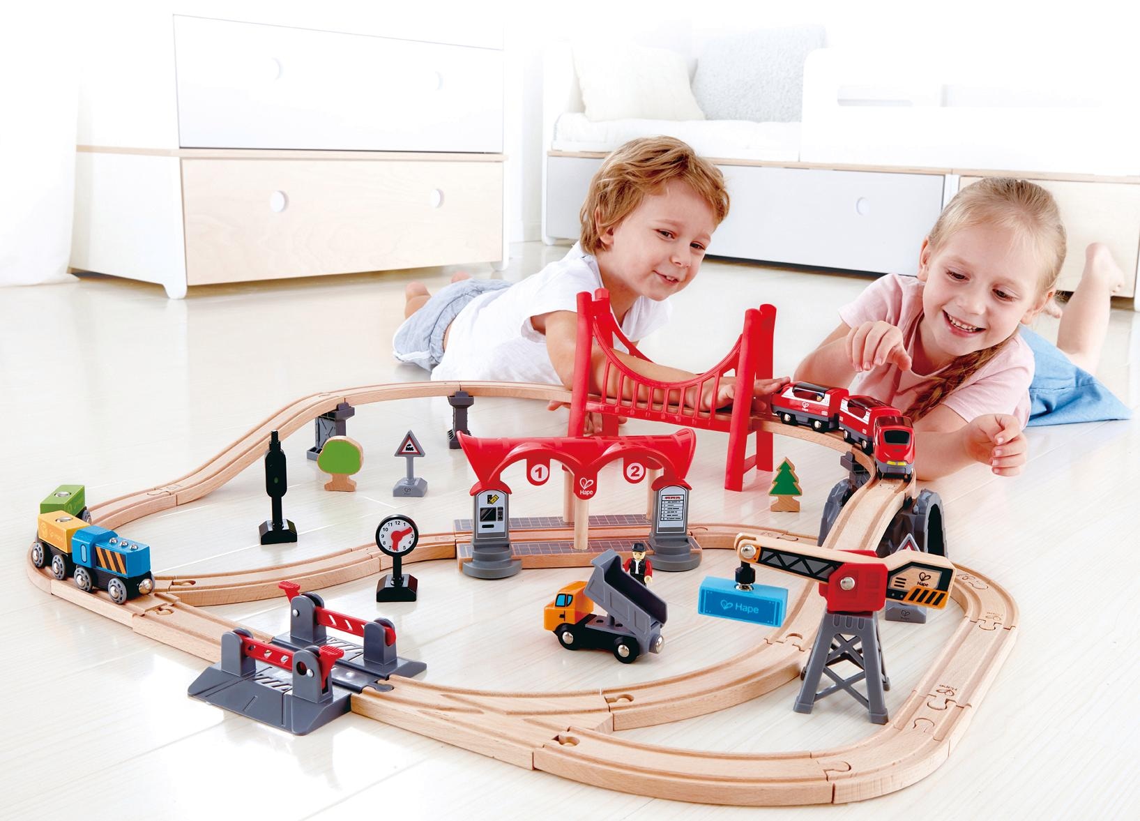 Hape Spielzeugeisenbahn-Gebäude »Eisenbahn-Set - Verkehrsreiche Stadt«