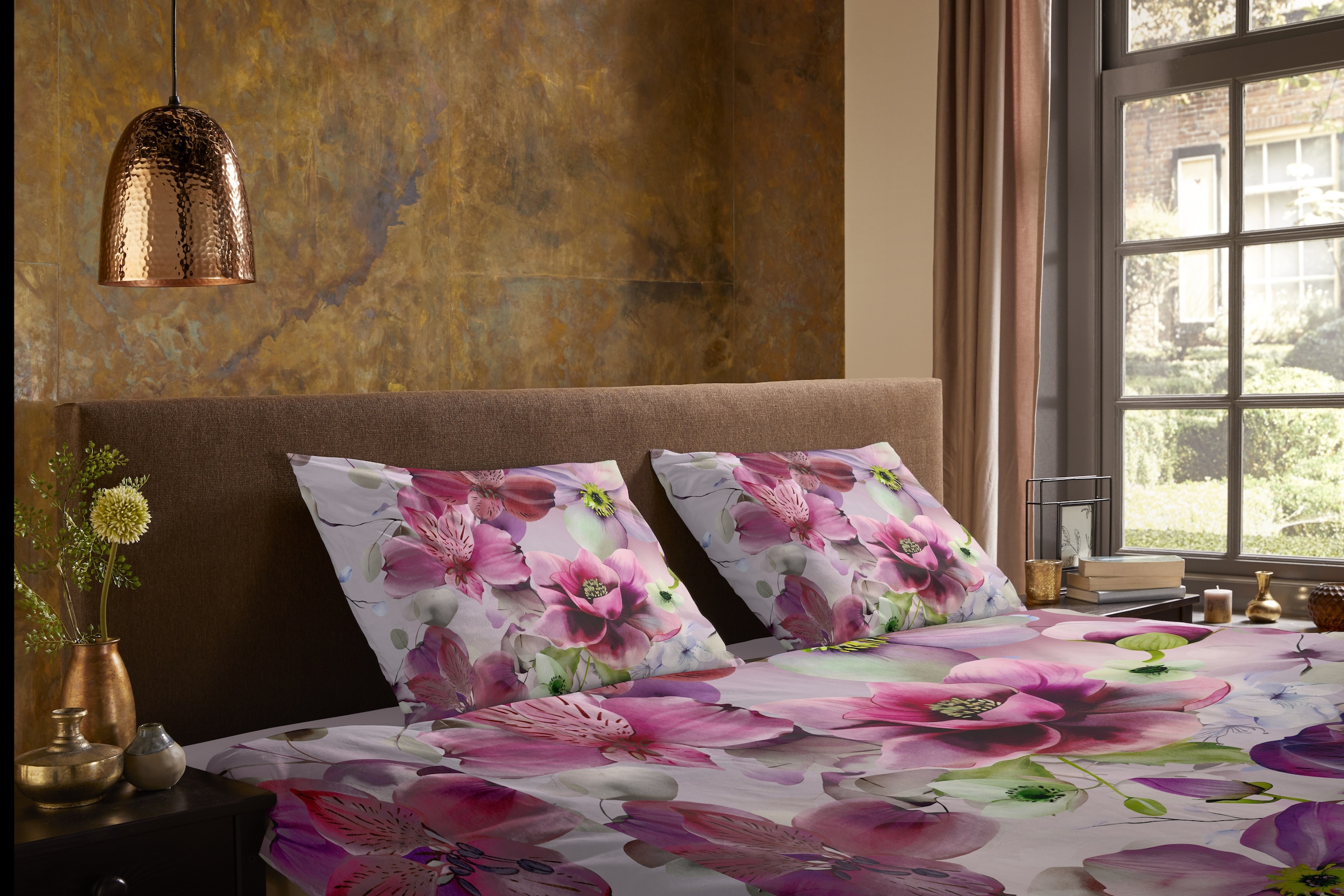 PURE luxury collection Wendebettwäsche »Chimai«, Mikrofaser, Pflegeleicht, Reissverschluss, Wendeoptik, Blume, Bordeaux