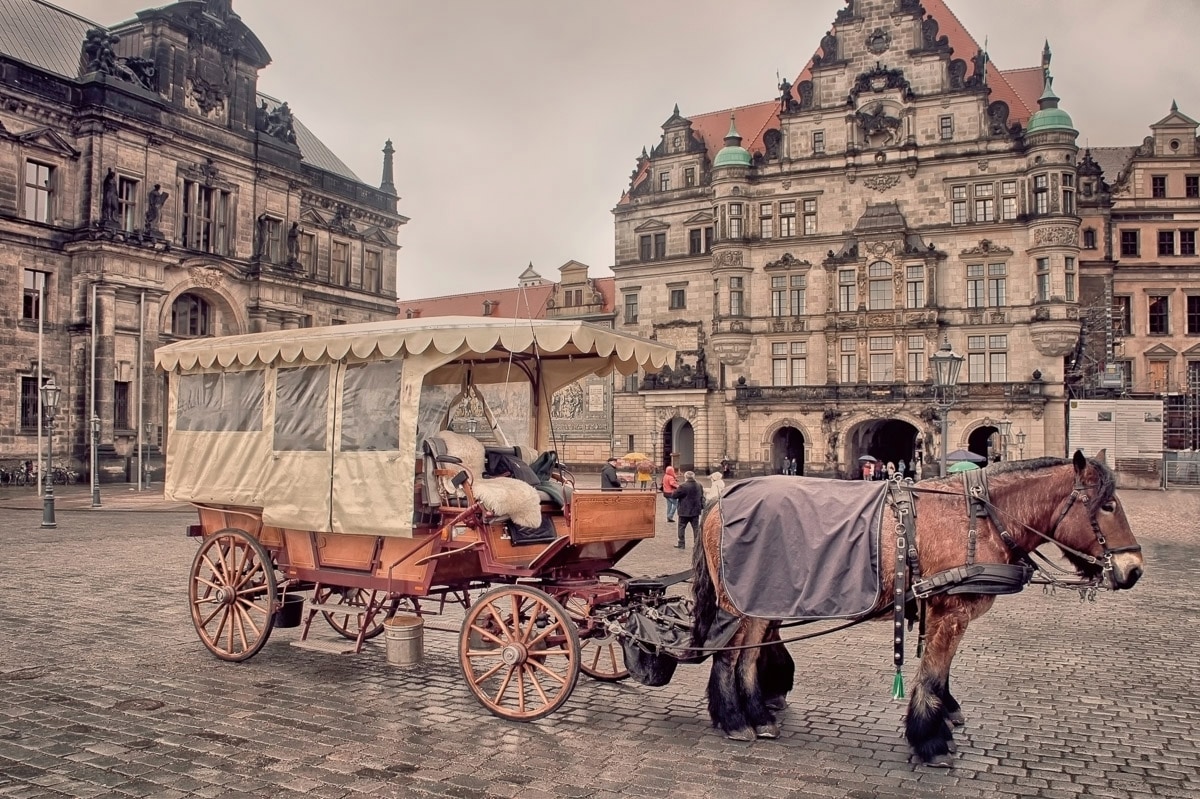 Image of Papermoon Fototapete "Kutsch in Altstadt"