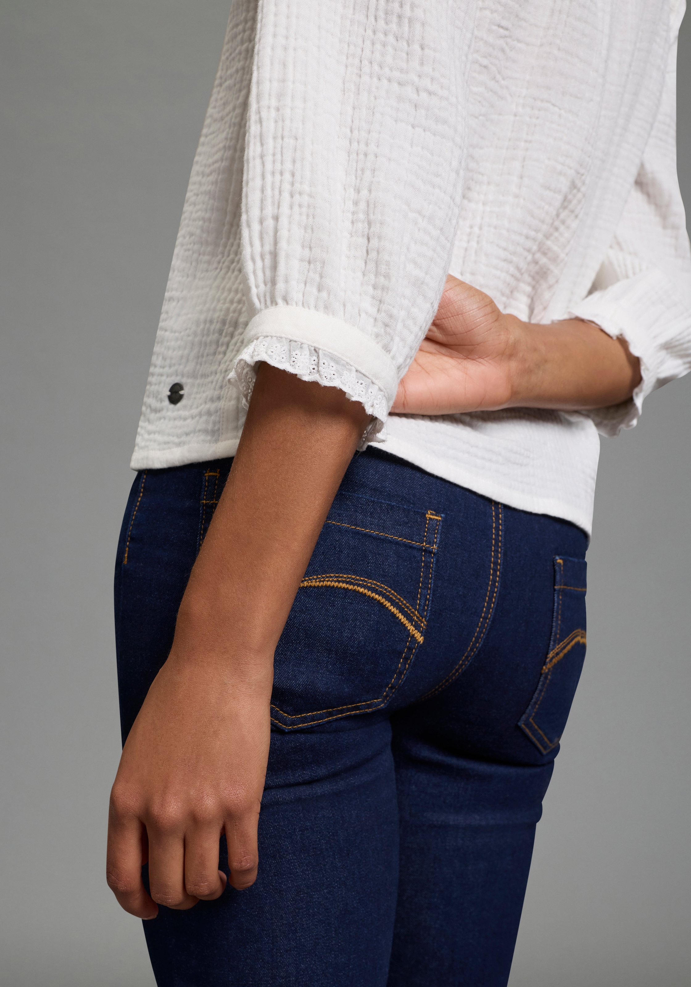 KangaROOS Rüschenbluse hüftlange Bluse, mit 3/4-Ärmeln, mit Rüschen am Ärmelabschluss