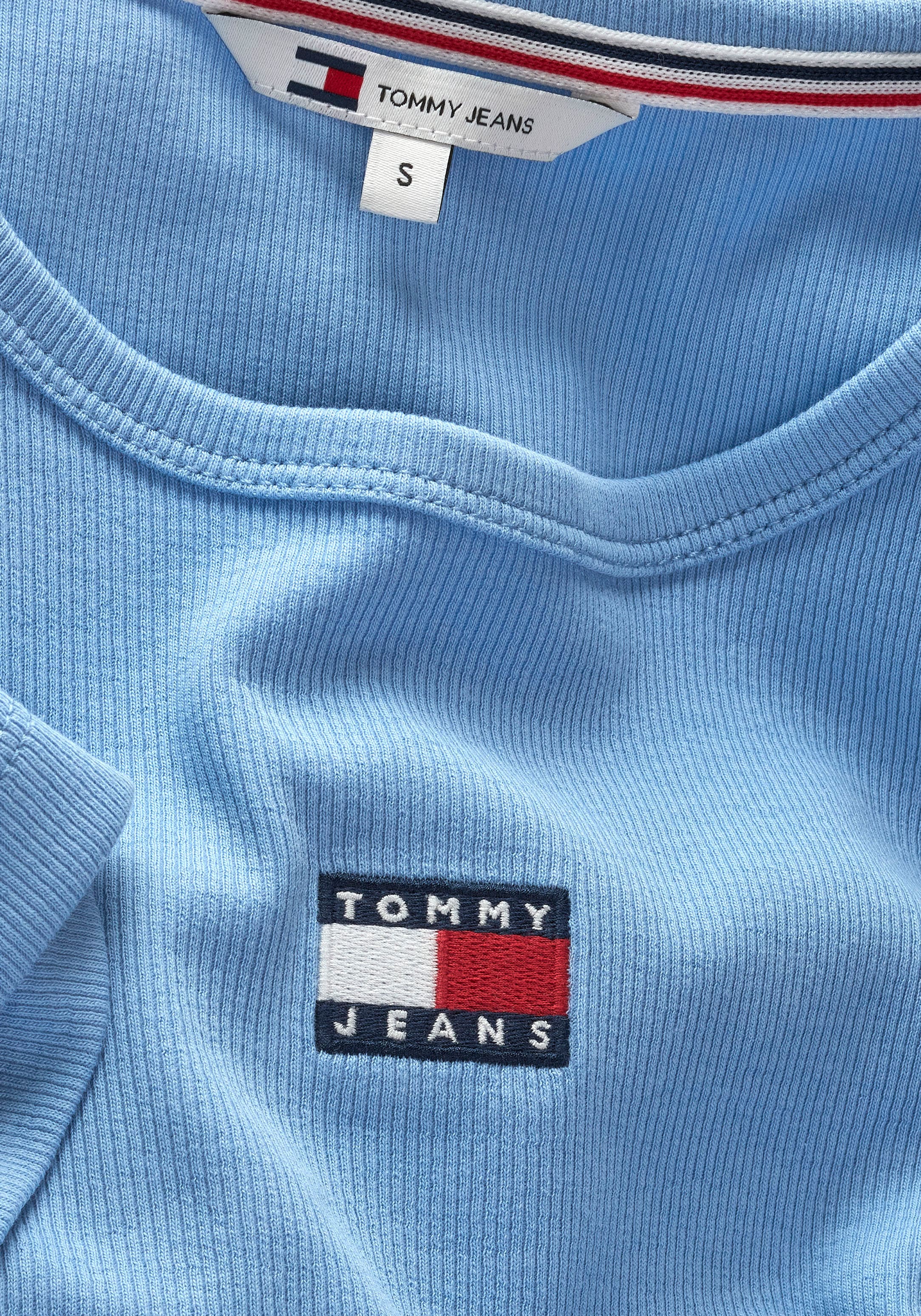 Tommy Jeans Rundhalsshirt »TJW SLIM BADGE RIB TEE«, in Rippoptik, mit Logo-Stickerei
