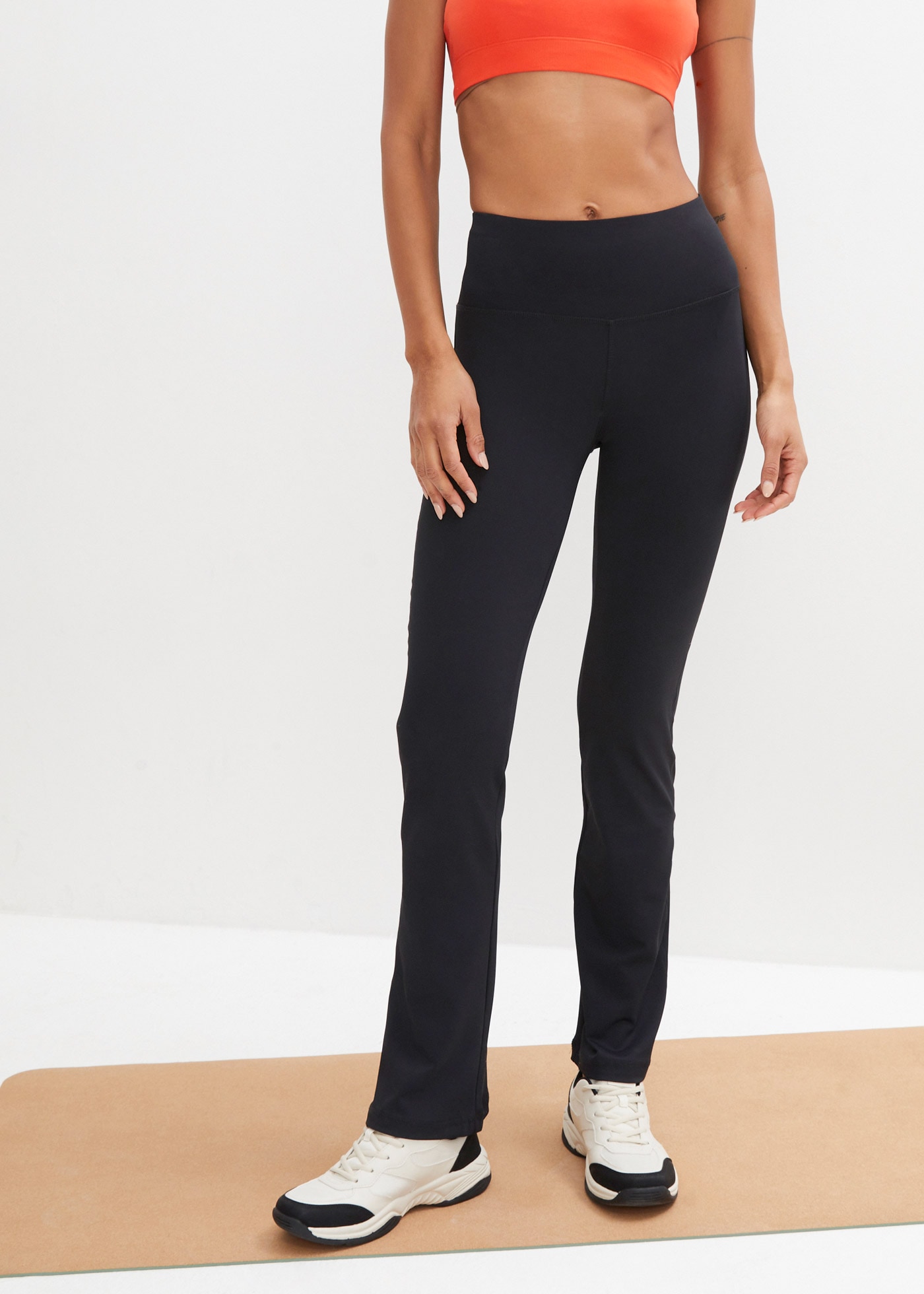 Image of bonprix Trainingstights "Shaping Sport-Hose mit Tasche, ausgestellt" aus schnelltrocknendem Super-Stretch-Material, mit elastischem Bund