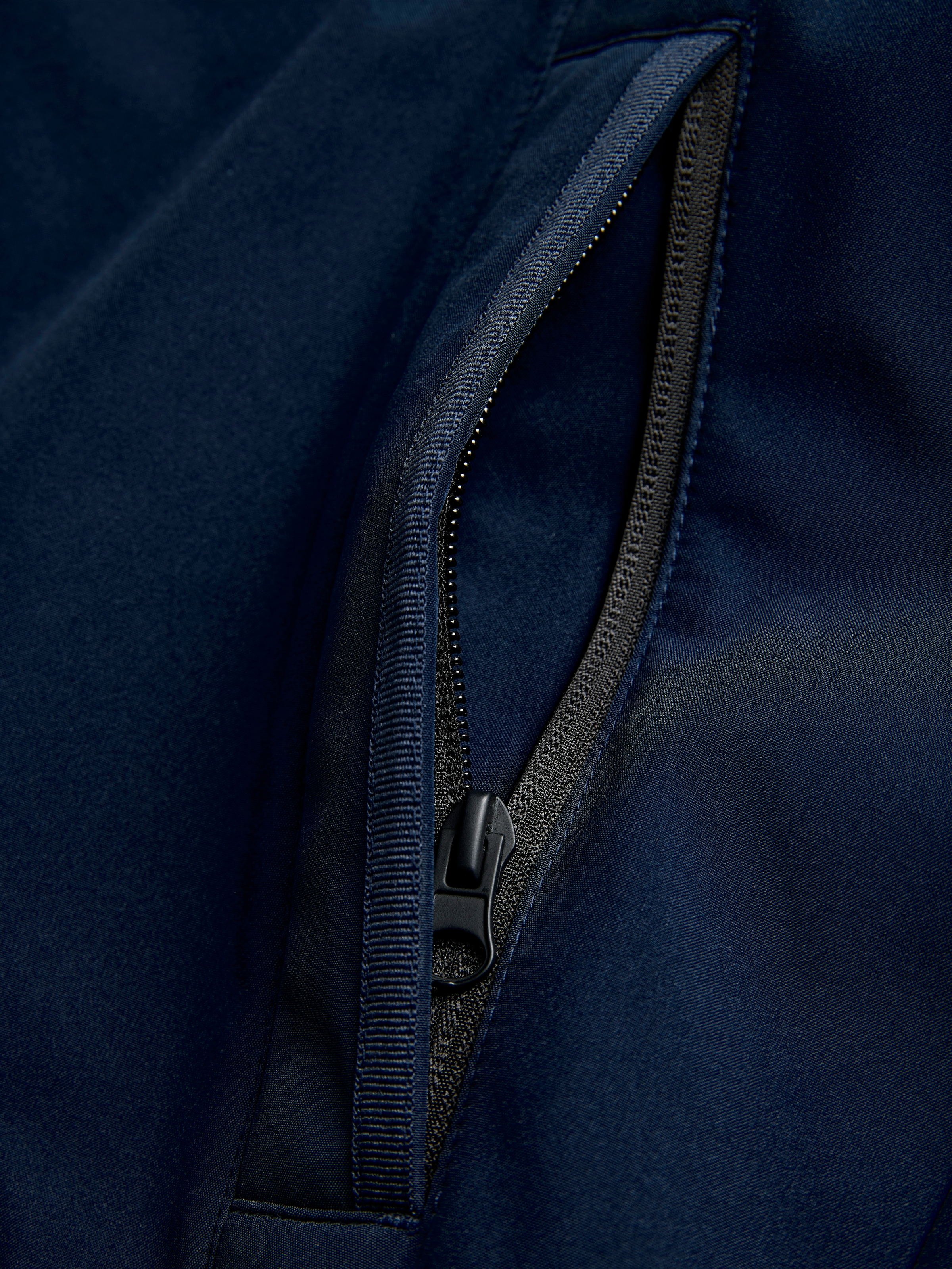 Jack & Jones Veste softshell »JJCLARK SOFTSHELL JACKET« avec capuche fibre synthétique, coupe régulière