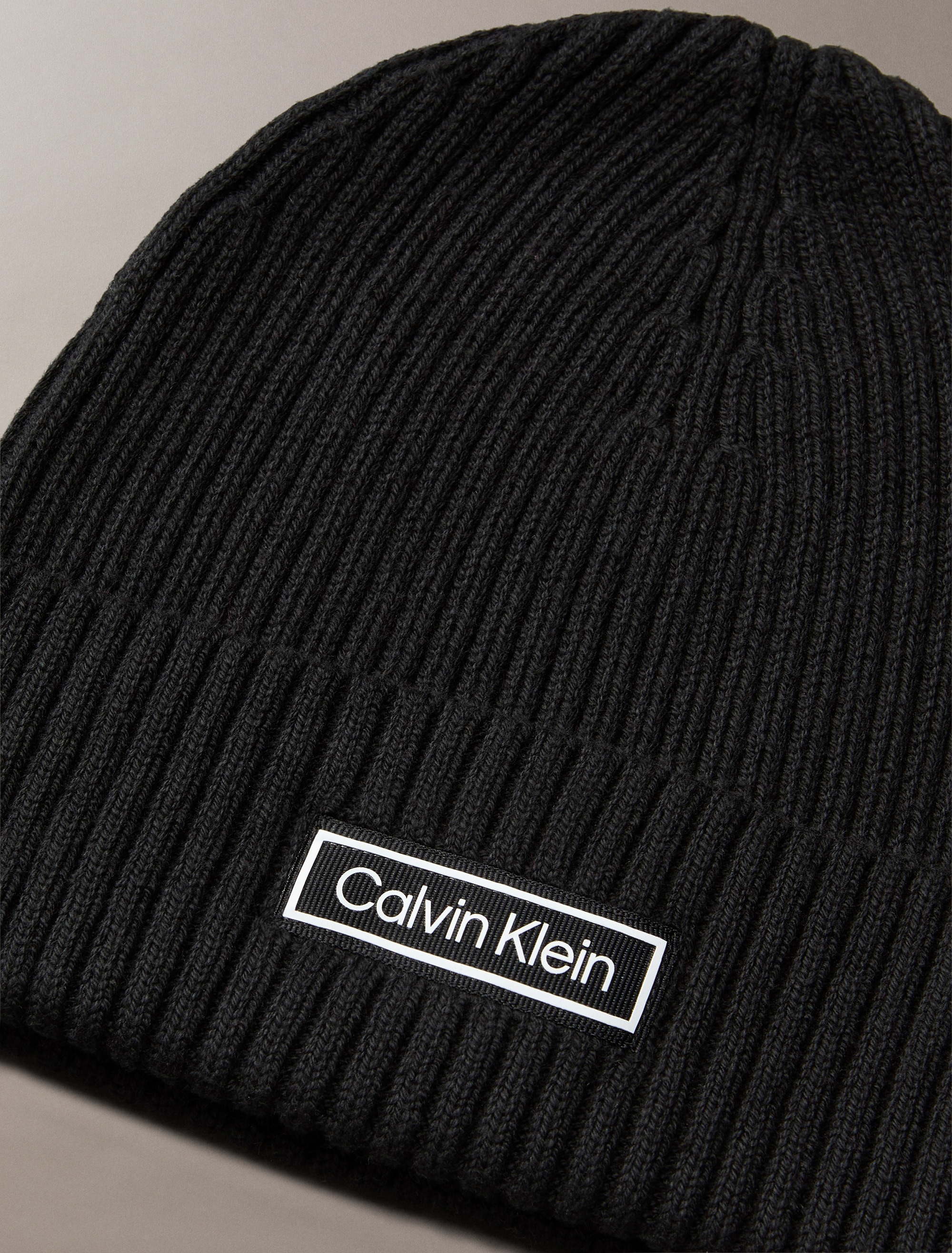 Calvin Klein Strickmütze »PATCH CHUNKY RIB COTTON BEANIE«, mit Markenlogo