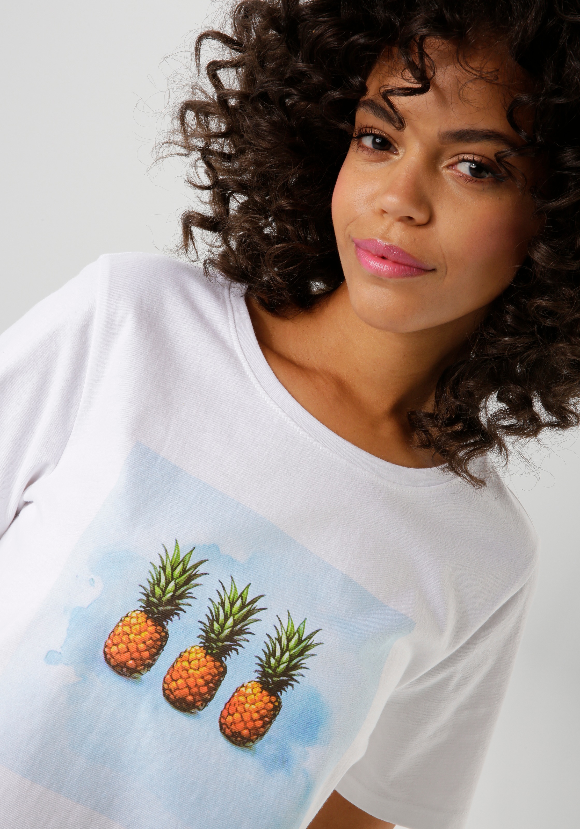 Aniston CASUAL T-Shirt, mit tropischem Ananas-Frontdruck