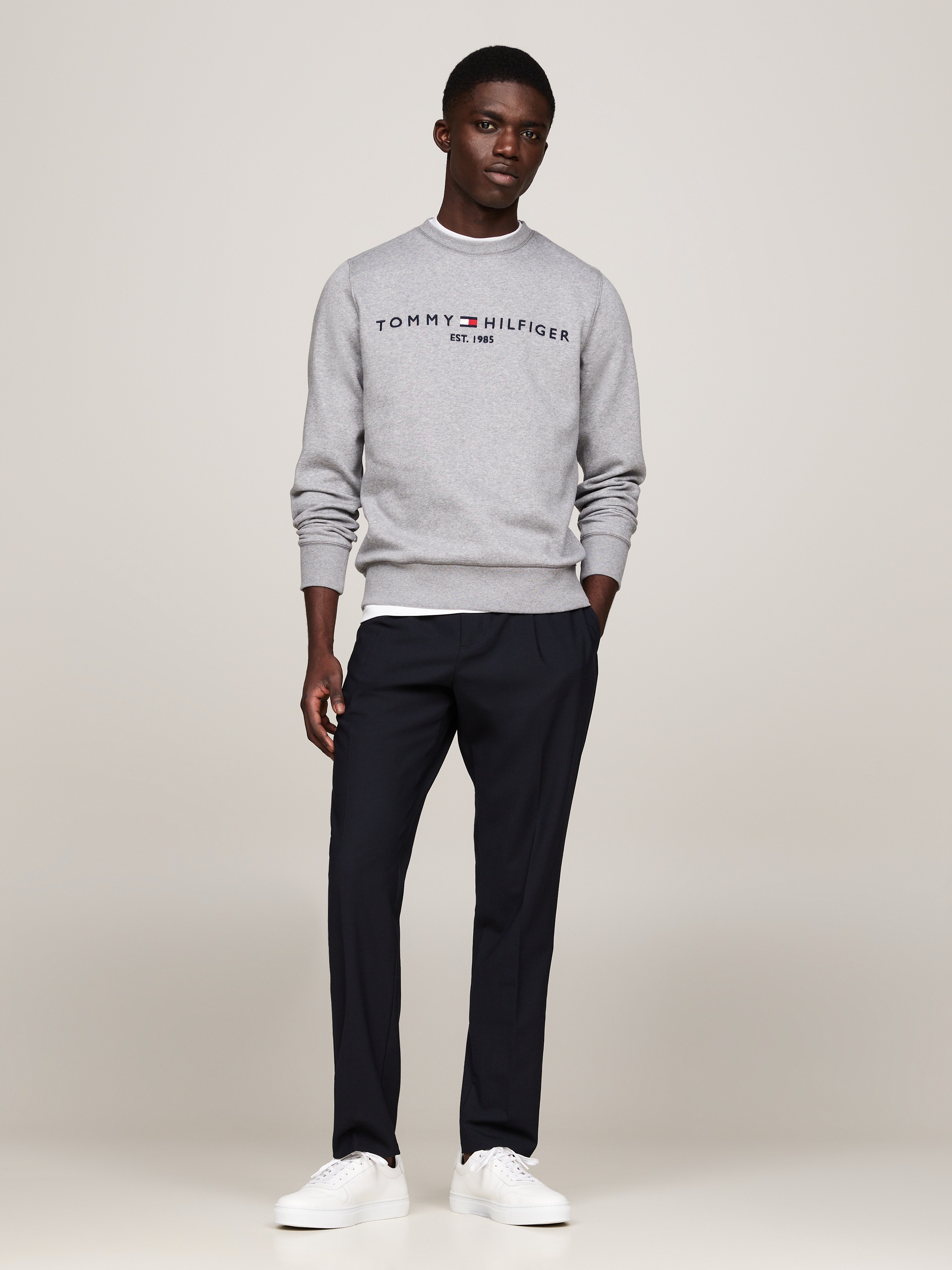 Tommy Hilfiger Sweatshirt »TOMMY LOGO SWEATSHIRT mit Rundhals und Stickerei«, unifarben, casual, regular fit, Baumwollmix, Rundhals