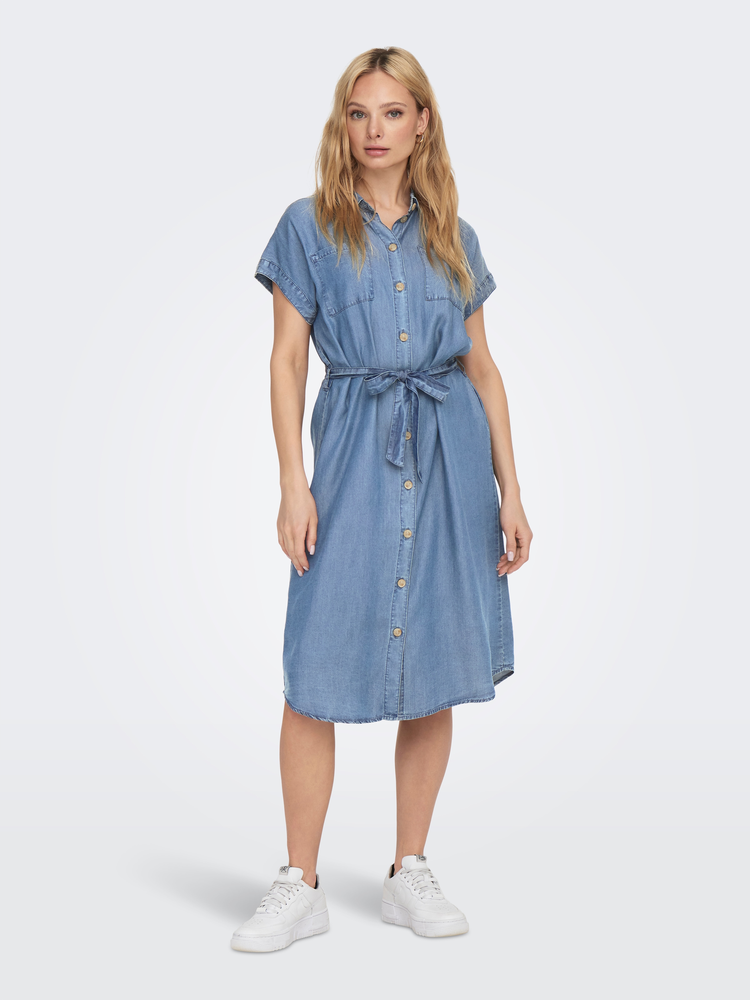 Image of ONLY Jeanskleid "ONLPEMA – Jeanskleid mit Knopfleiste und Brusttaschen" Brusttaschen regular fit, modisch, Denim, Lyocell, Rundhals
