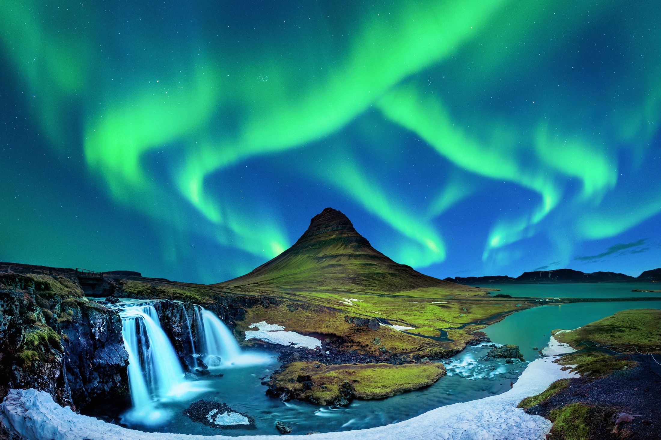 Papermoon Fototapete »KIRKJUFELL-NORDLICHT ISLAND GEBIRGE WASSERFALL FLUSS«