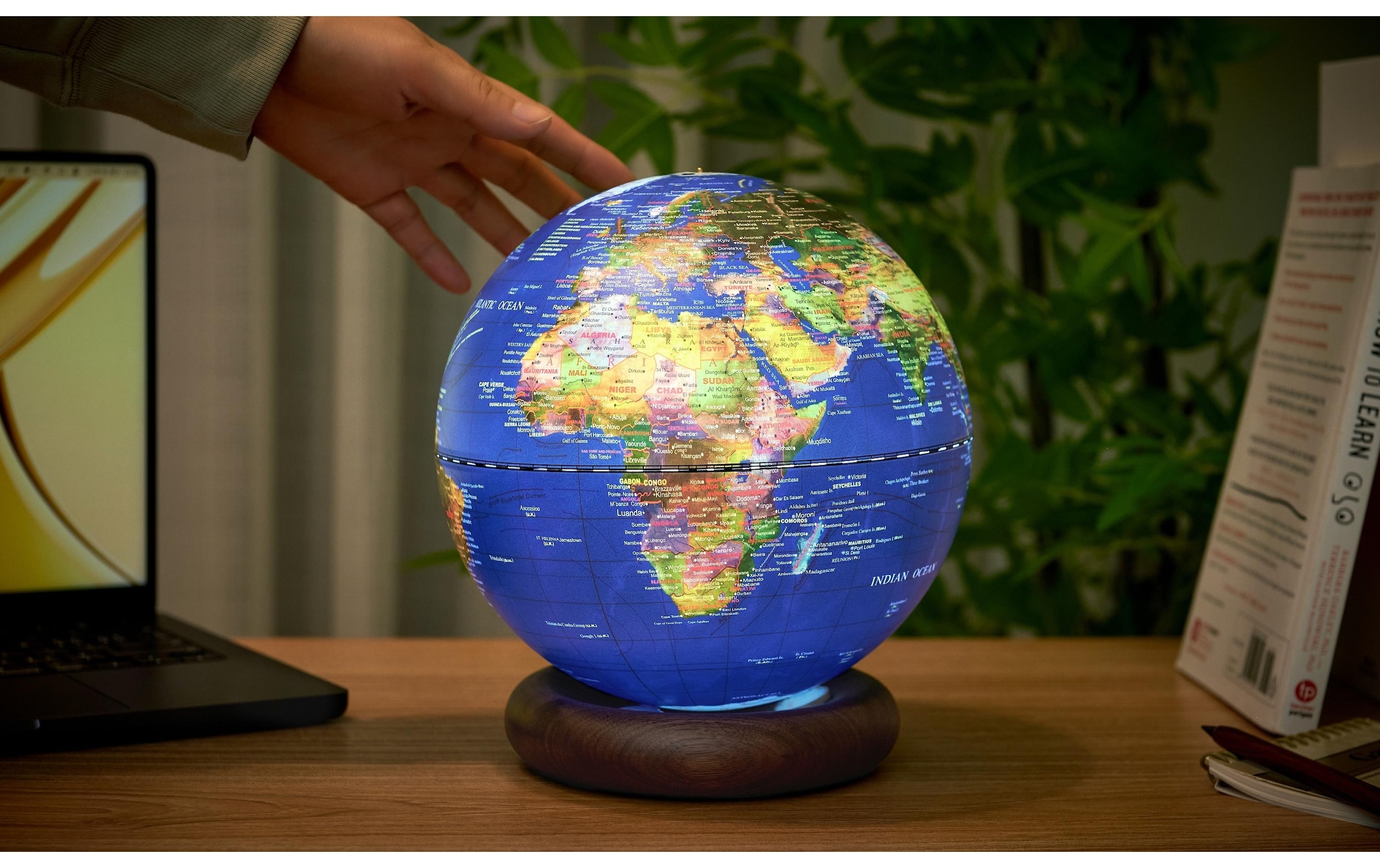 LED Dekofigur »AtlasGlobe 20 cm«, Holzart: Esche (China)