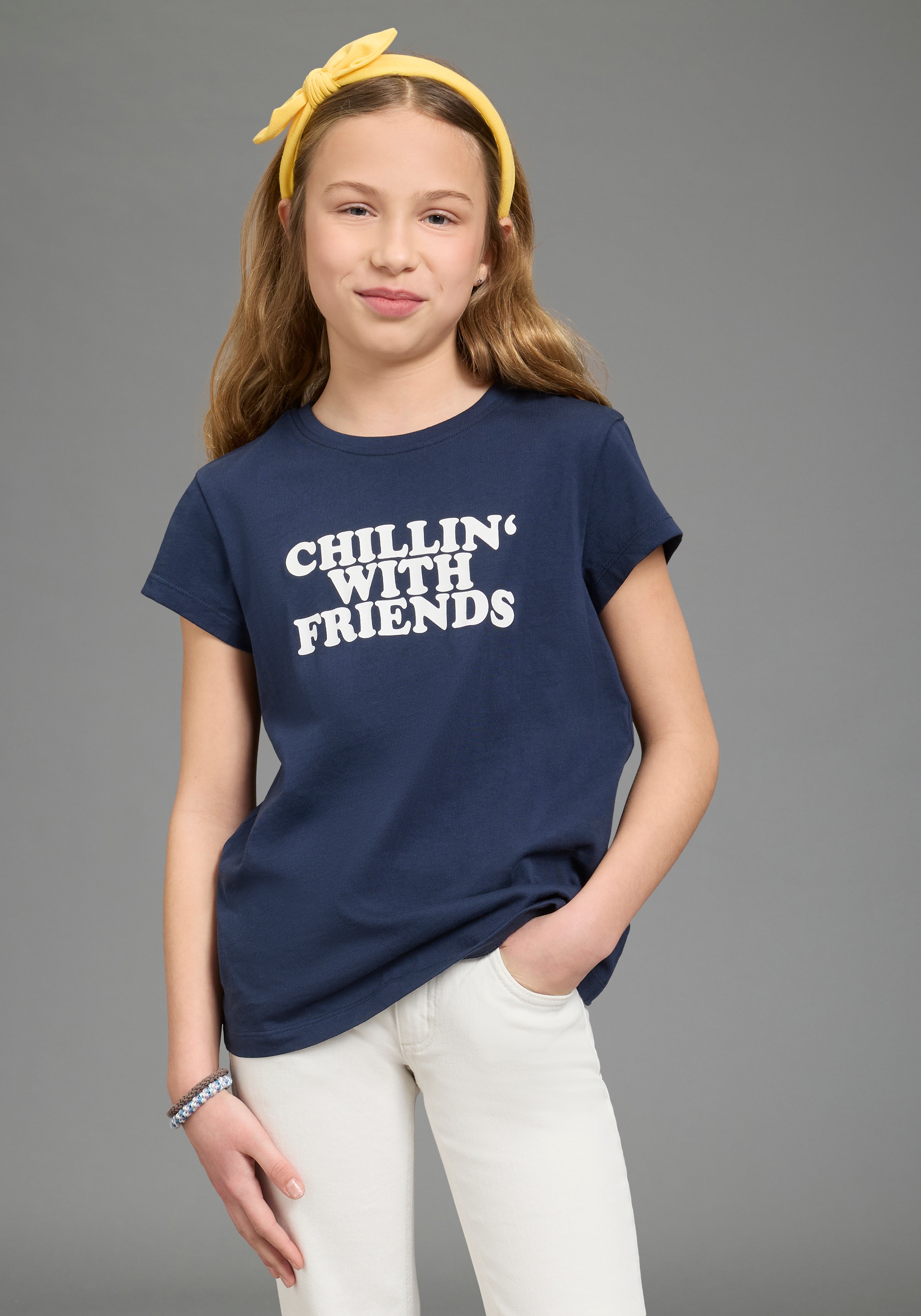 Image of KIDSWORLD T-Shirt "T-Shirt Spruch: CHILLIN WITH FRIENDS" für Mädchen, Kurzarm, Rundhalsausschnitt, aus Baumwolle