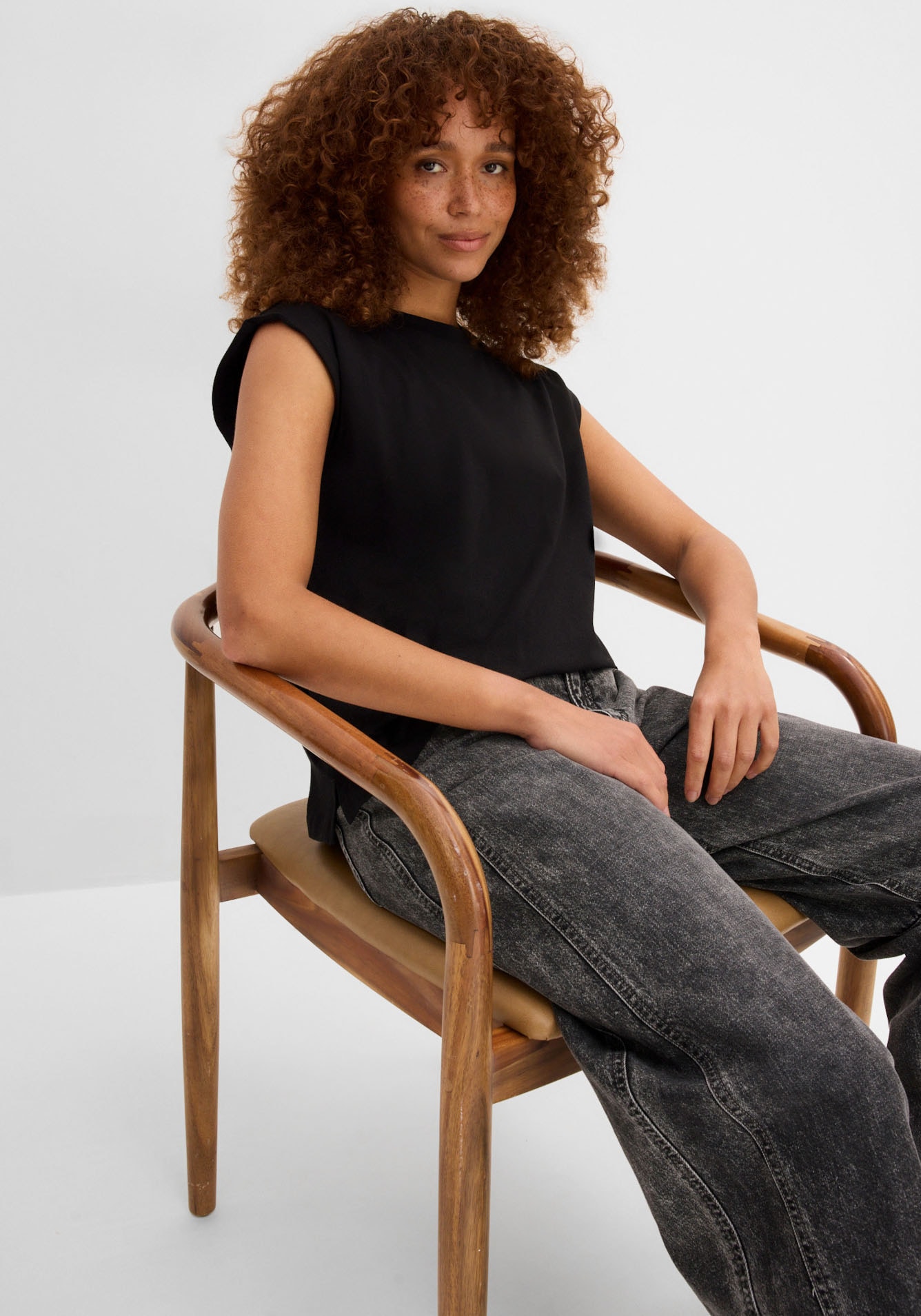 bonprix T-shirt oversize lässiger Oversize-Schnitt, verstärkte Schulter, ärmellos