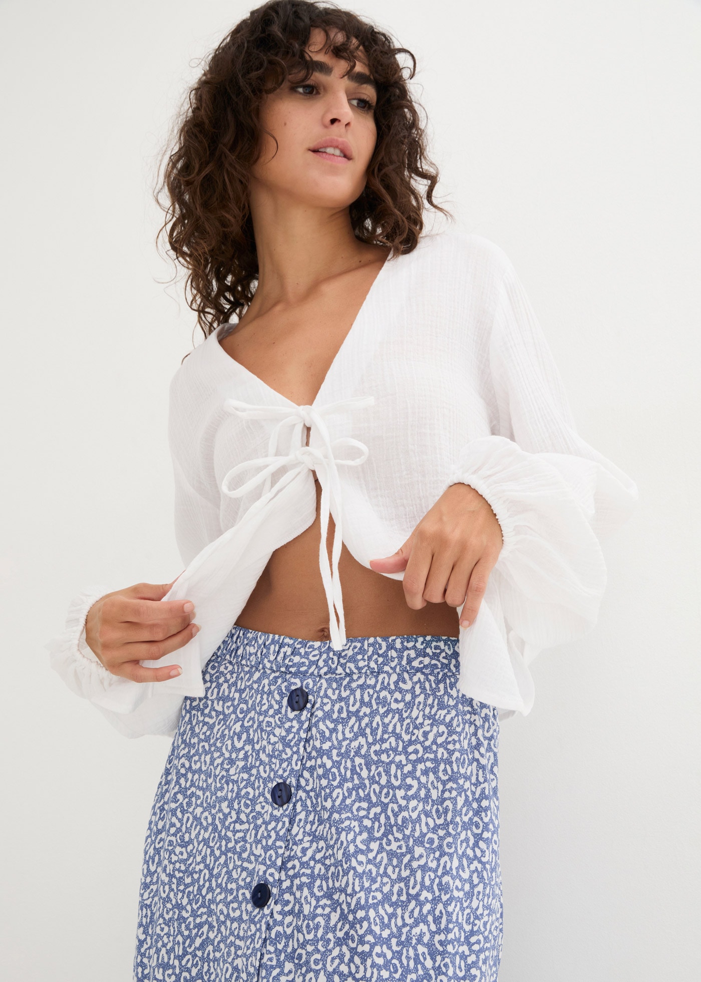 bonprix Jupe d'été aus Viskose, ausgestellte Passform, grafisches Muster, mit Gummizug